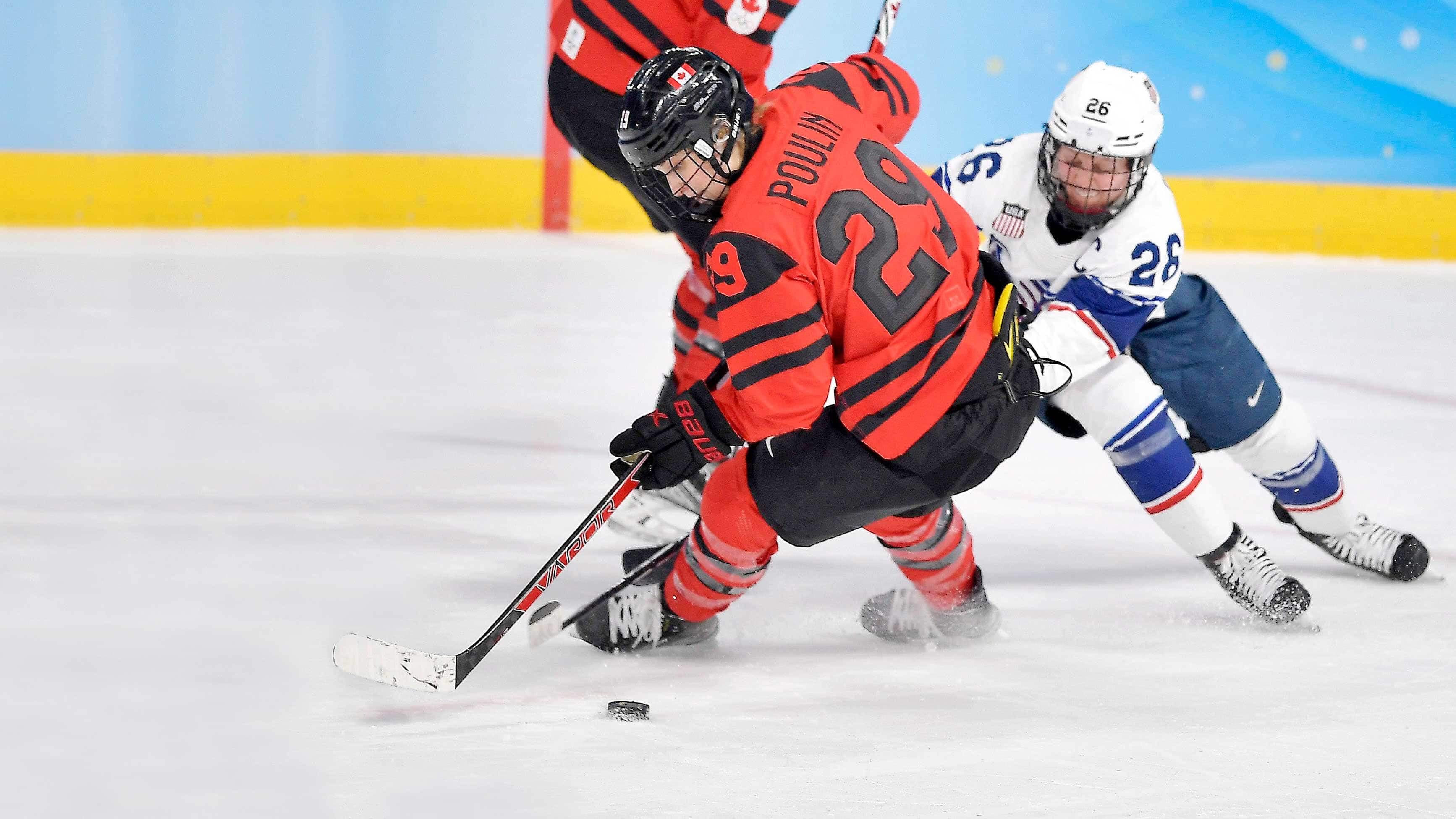 Marie-Philip Poulin a fait la pluie et le beau temps jeudi lors du match contre les Américaines. On la voit ici soutirer la rondelle à la capitaine des États-Unis, Kendall Coyne Schofield.