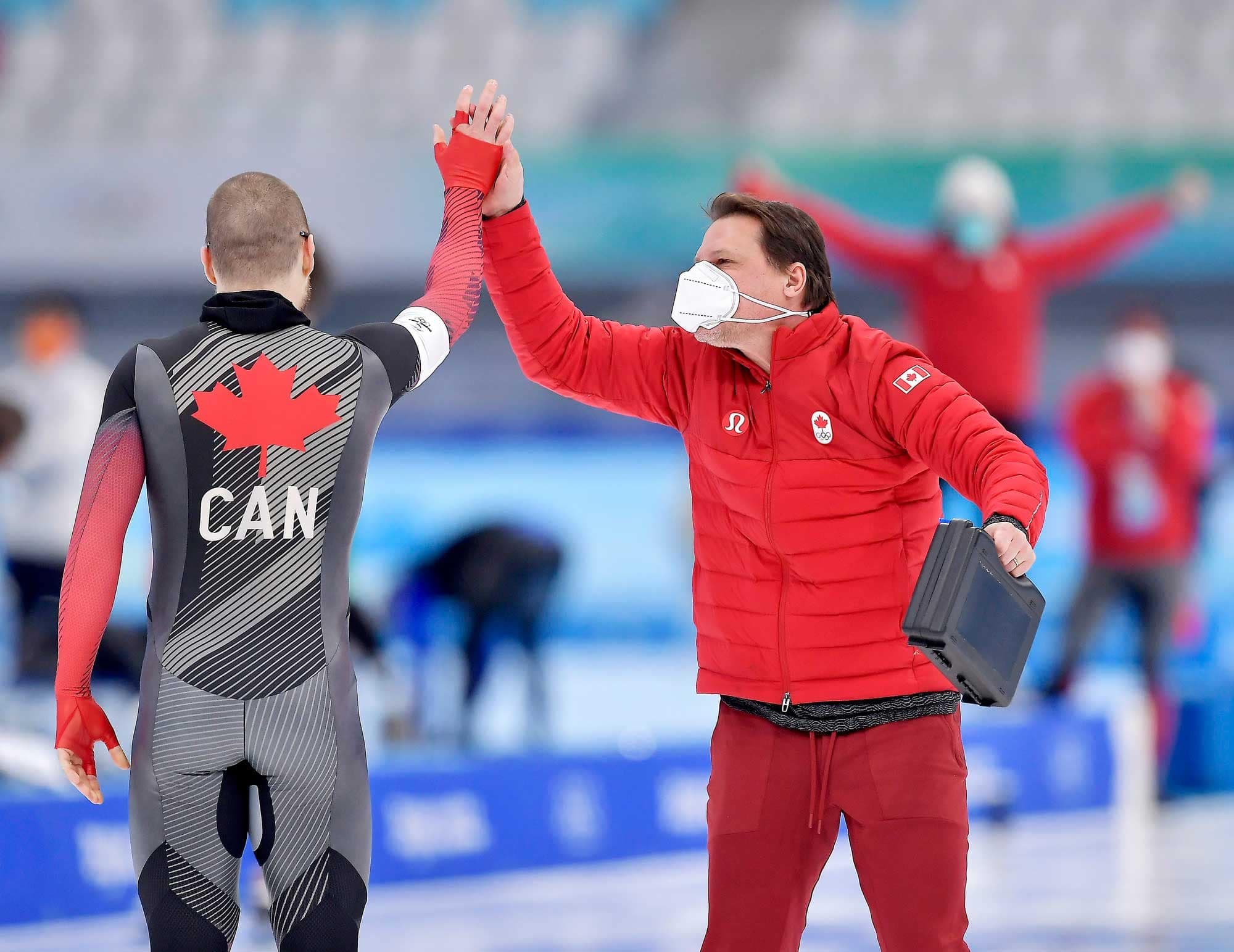 L’entraîneur Gregor Jelonek s’est empressé de féliciter son protégé Laurent Dubreuil, médaillé d’argent sur 1000 m.