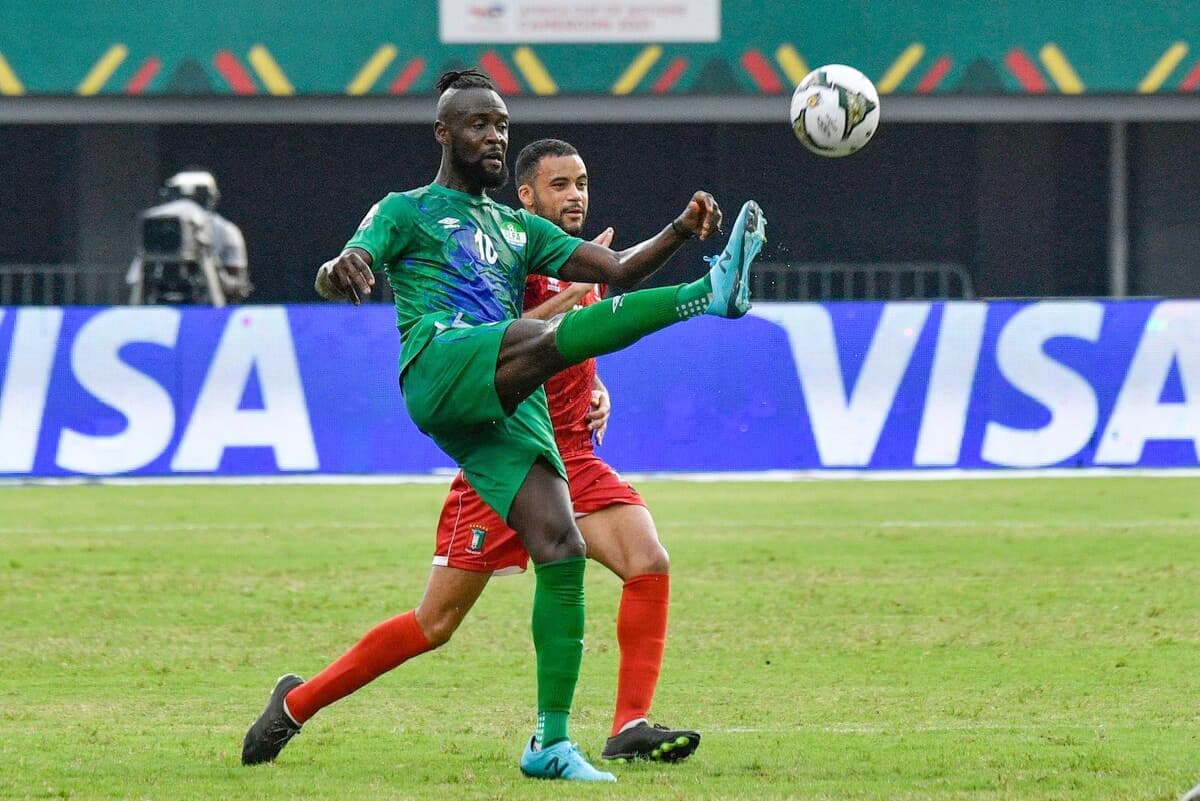 L’attaquant Kei Kamara au duel pour obtenir le ballon contre le milieu Pablo Comitre Ganet de la Guinée Équatoriale, lors de la Coupe d’Afrique des Nations en janvier.