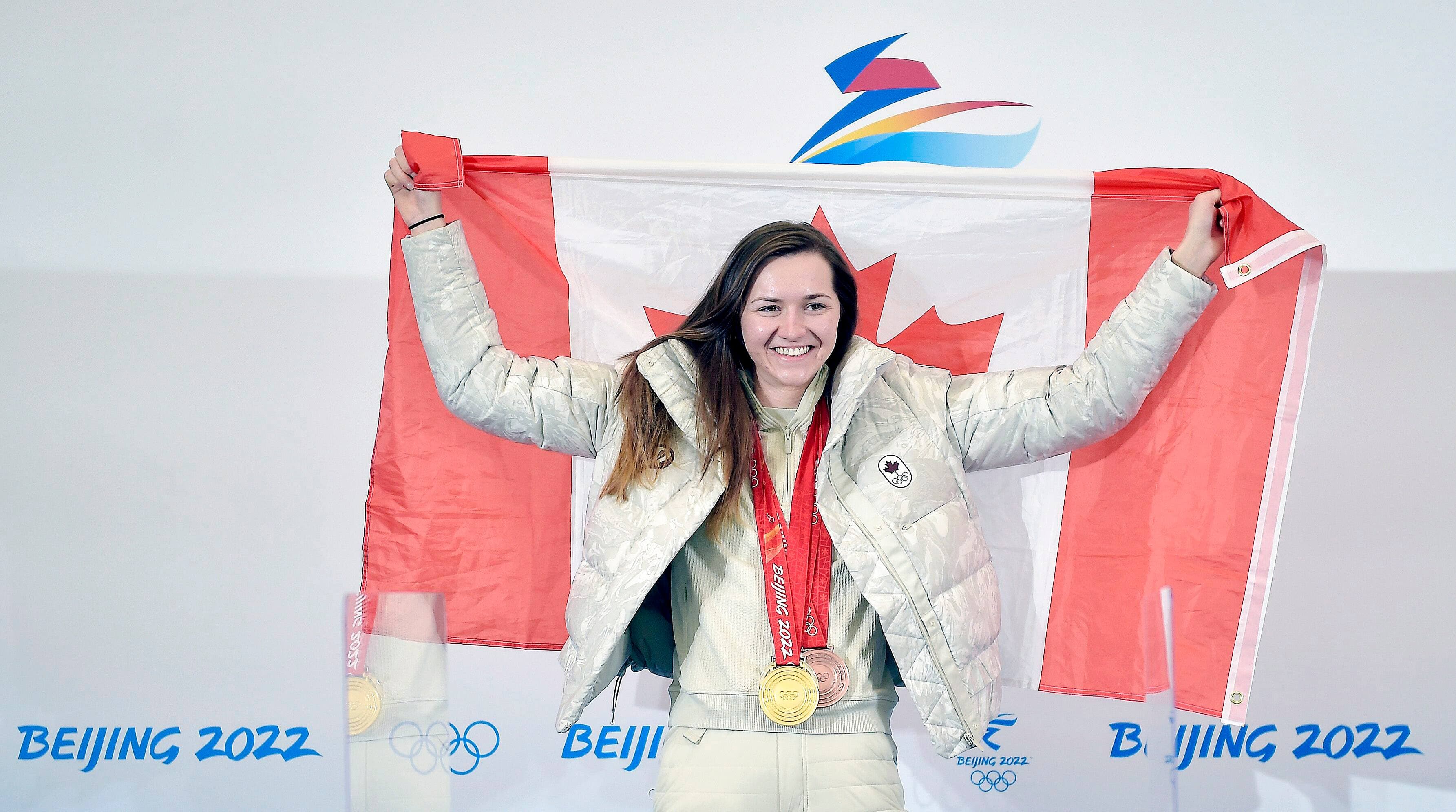 Quittant Pékin avec trois médailles dans ses bagages, la patineuse de vitesse Isabelle Weidemann agite le drapeau canadien qu’elle aura l’honneur de porter à la cérémonie de clôture.
