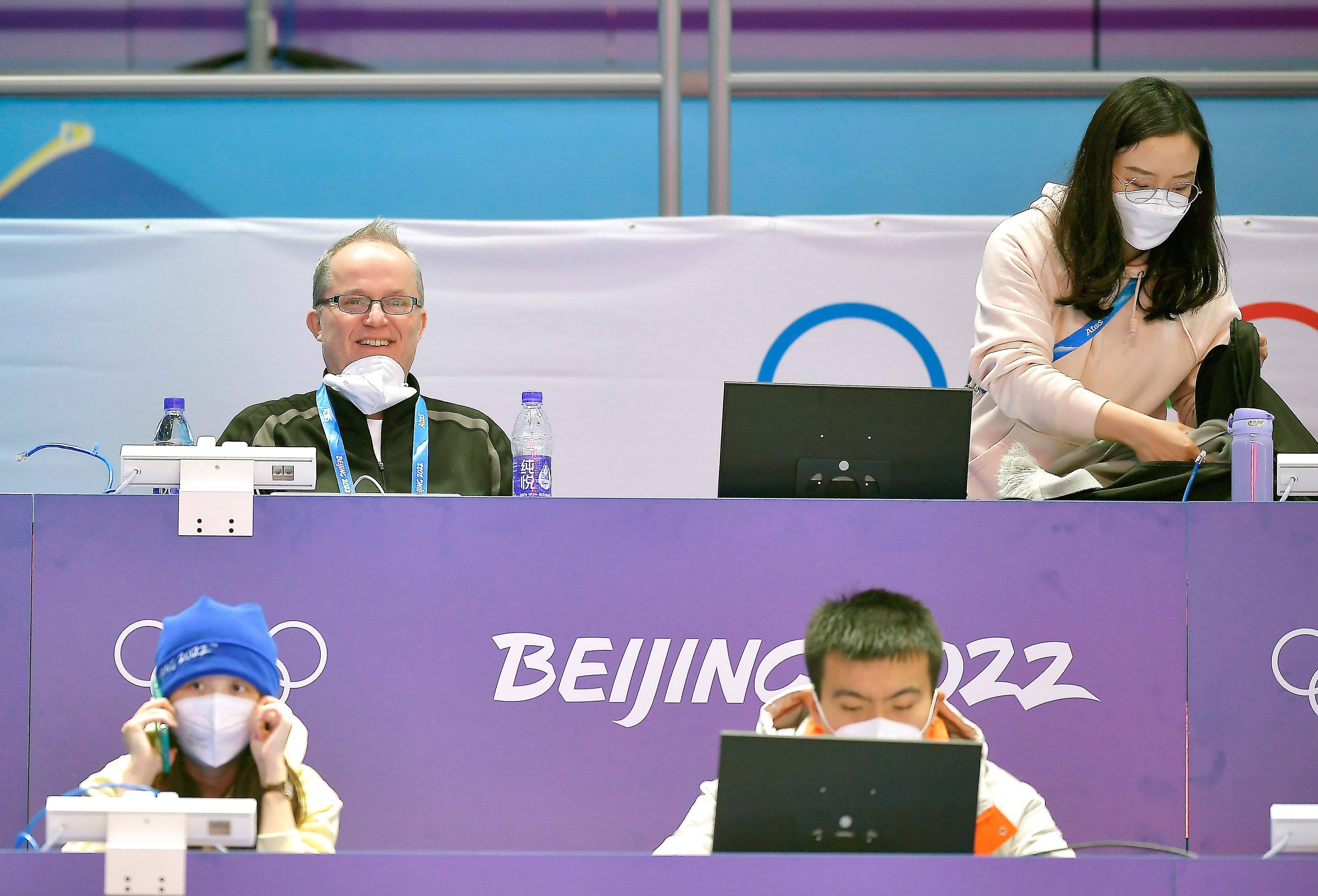 Le journaliste à son poste de travail lors d’une épreuve de courte piste en patinage de vitesse.