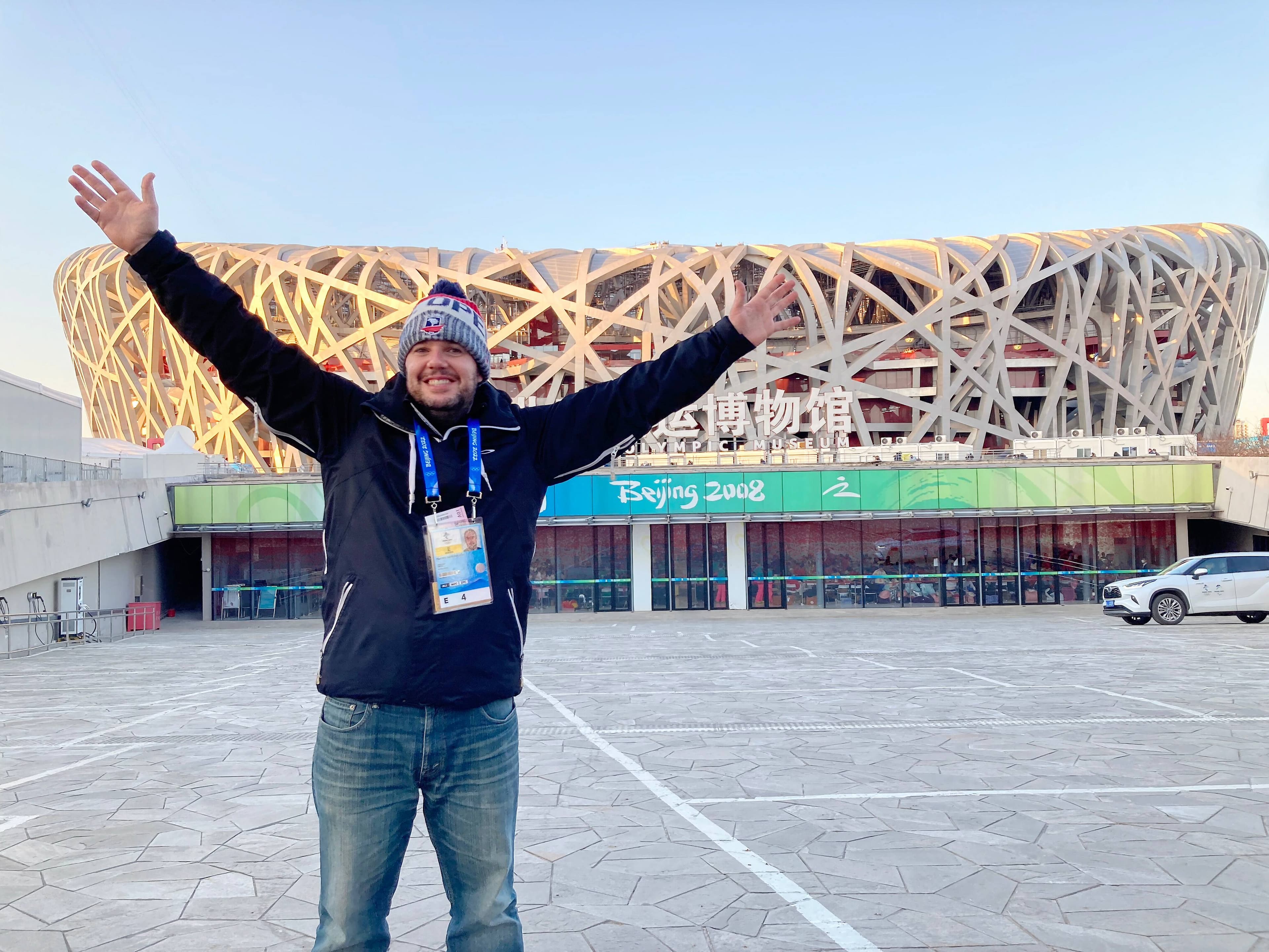 FD devant le Centre national de Pékin ou « le Nid d’oiseau » en raison de son architecture.