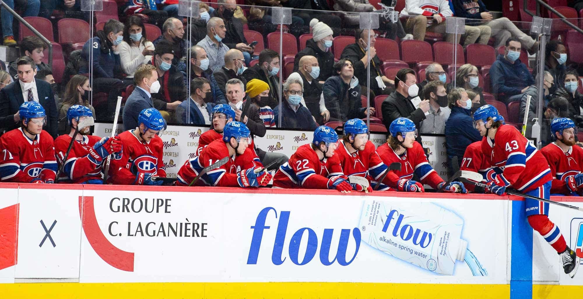 Des joueurs au banc du Canadien lors d’un match contre les Maple Leafs.