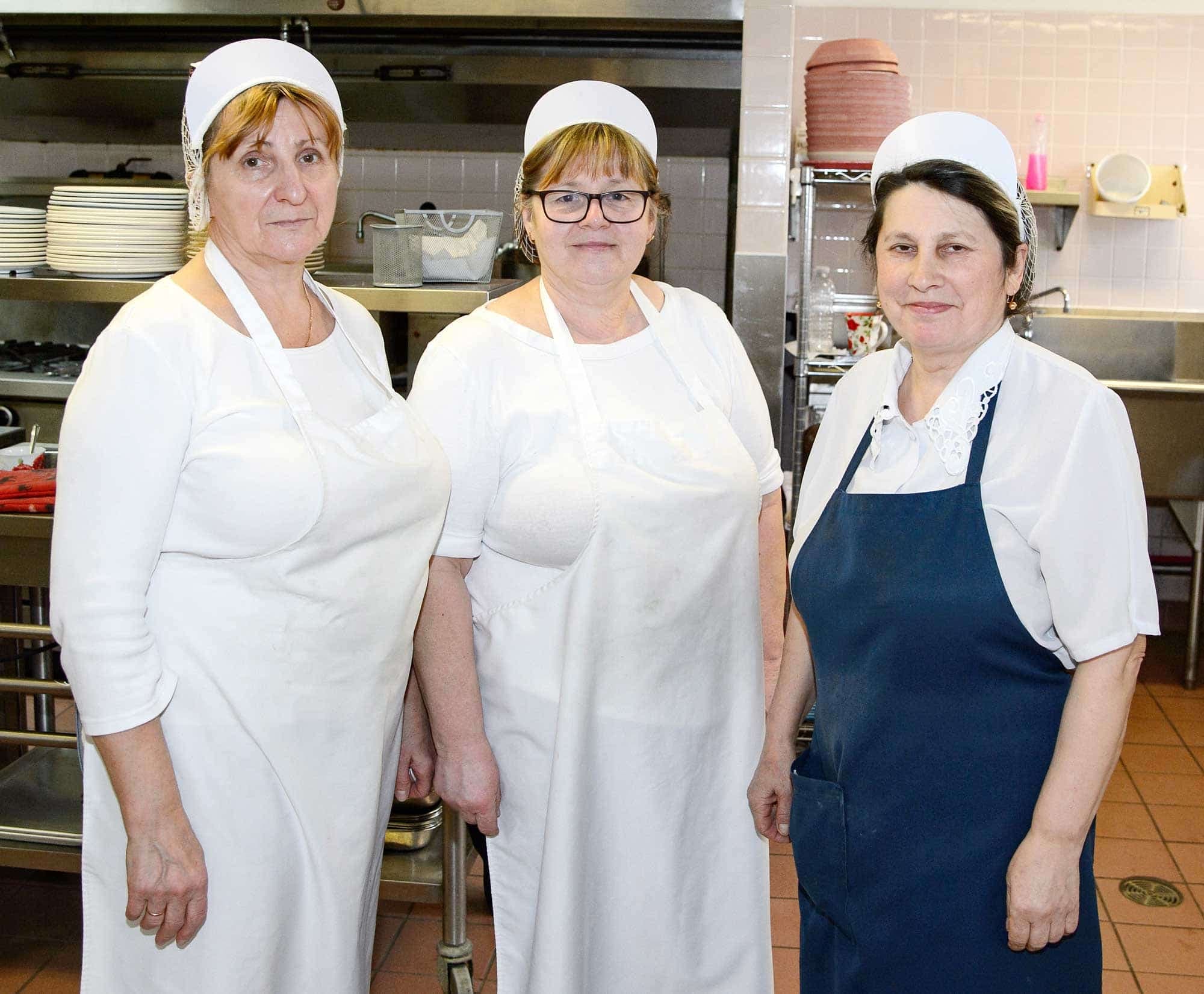 Nadiya Mykkalyk, Louba Danch et Anna Pchenitsa travaillent ensemble dans les cuisines de la Villa Ukrainienne.