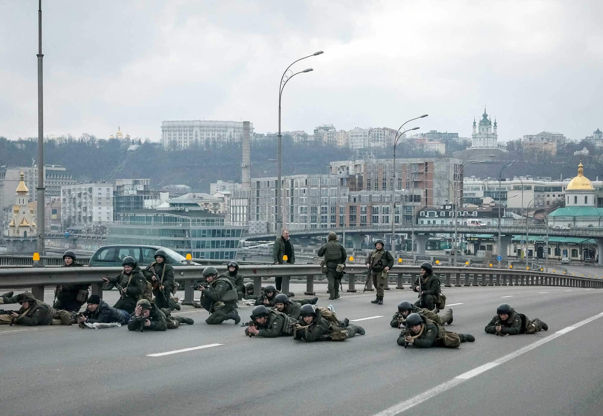 Des militaires ukrainiens prennent position sur une autoroute, dans le centre de Kiev.