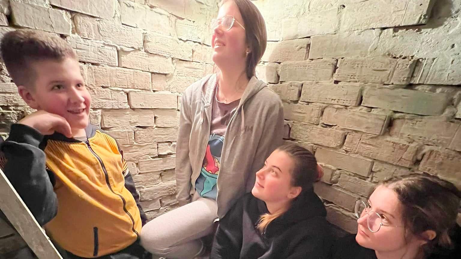 Les enfants des deux familles et la mère de Mme Malenko peuvent se réfugier dans un bunker de fortune pendant les bombardements. Le reste du groupe doit s’abriter dans la maison, faute de place.