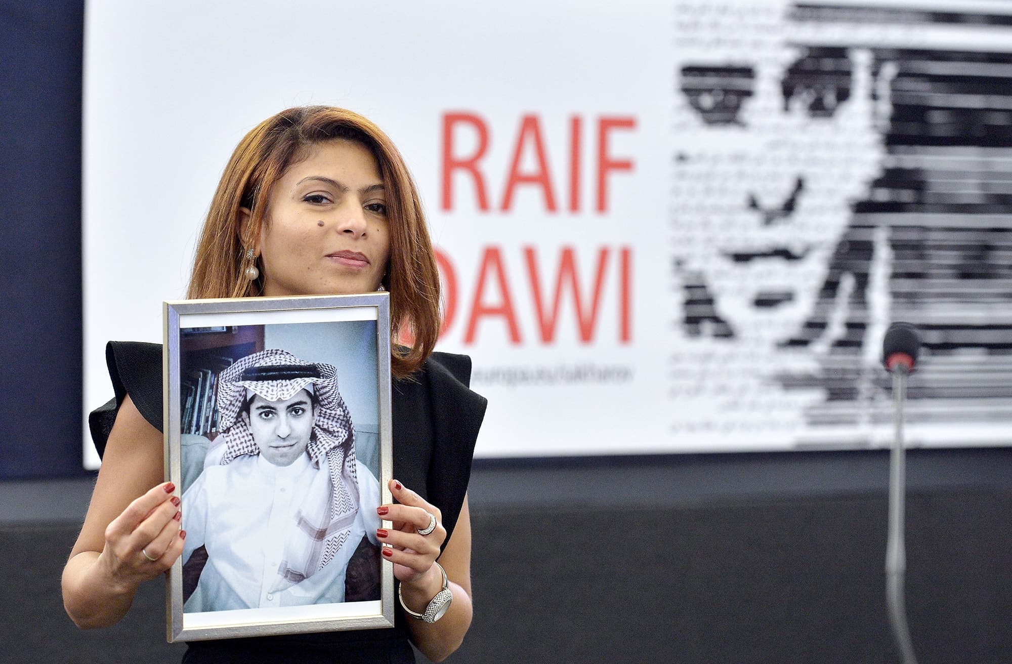 Ensaf Haidar avec le portrait
de son époux, Raïf Badawi