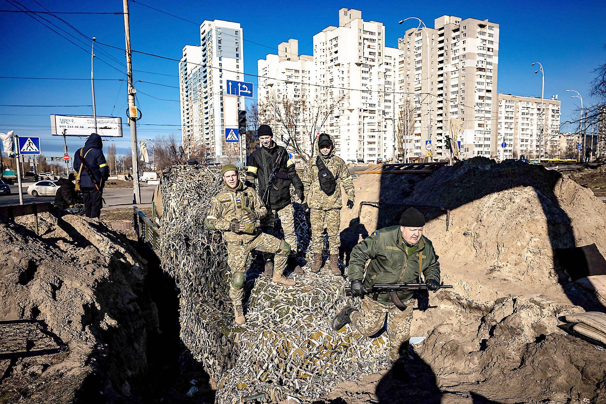 Toujours à Kiev, ces militaires et habitants se tiennent sur le dessus d’un véhicule blindé de transport de troupes alors qu’ils préparent des tranchées pour mieux se protéger contre les Russes.