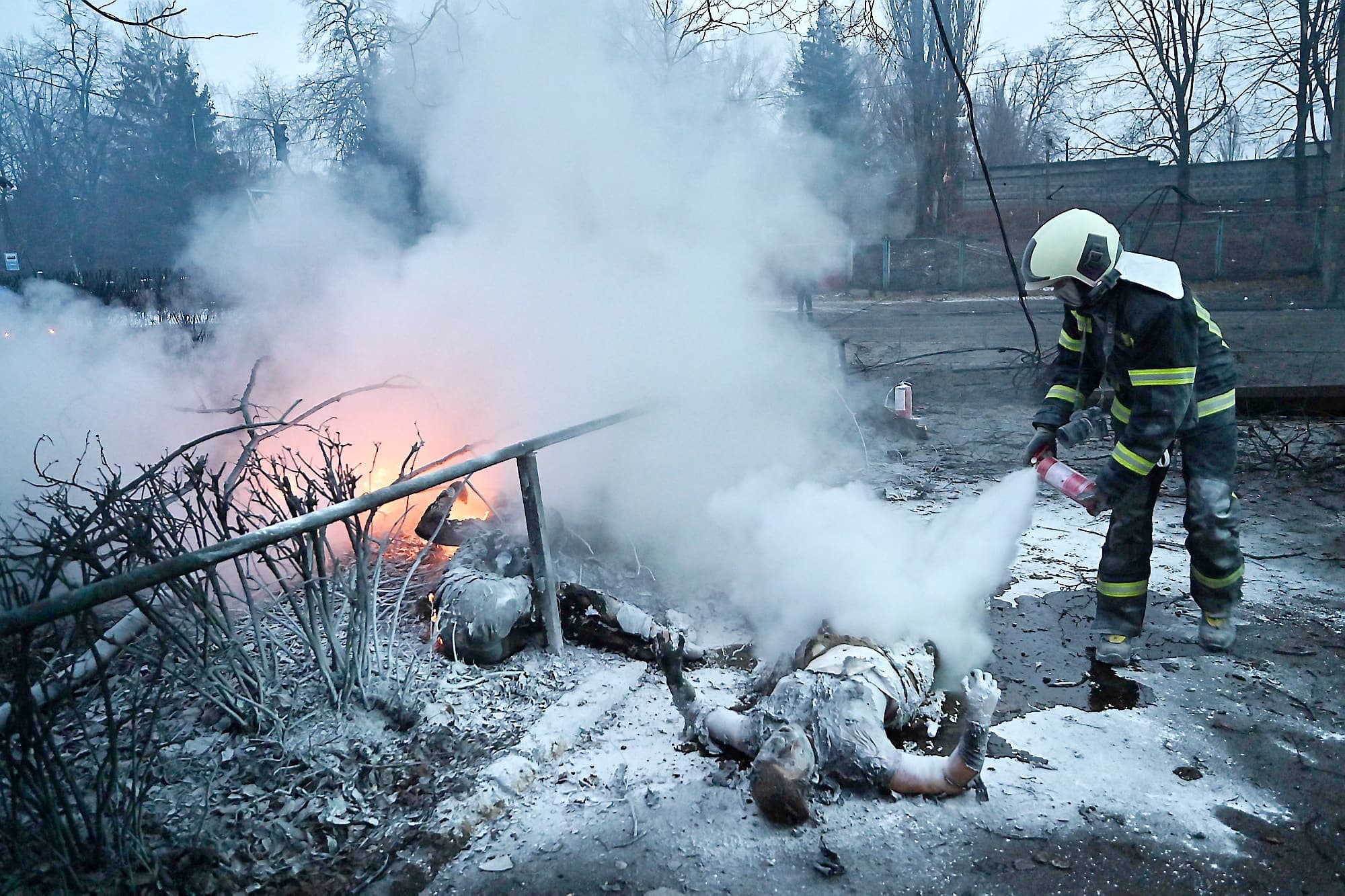 Un pompier intervient auprès d’un passant qui a été tué dans l’attaque de la tour de télévision à Kyïv, mardi.