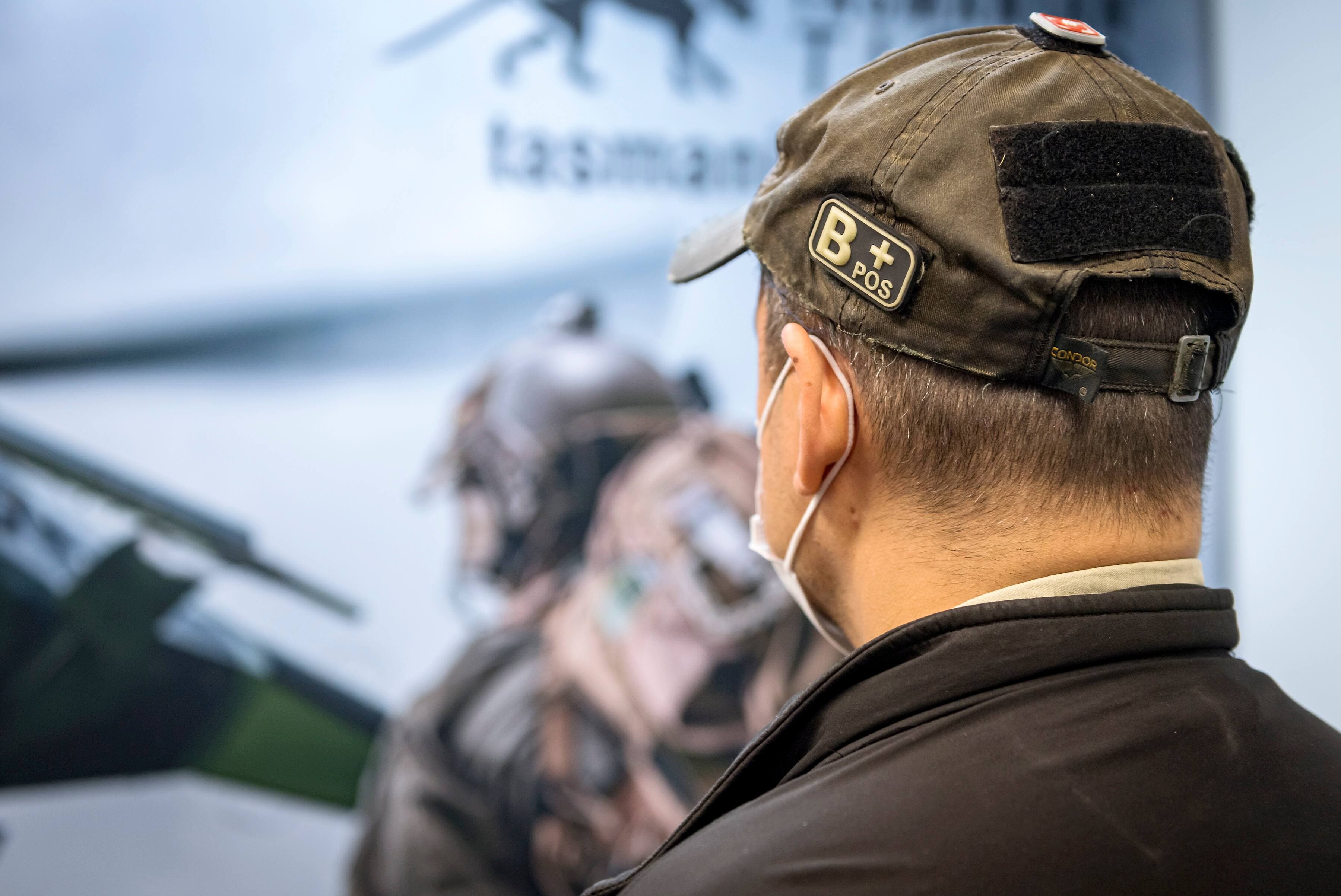 Il porte une casquette arborant son groupe sanguin en cas de blessures.