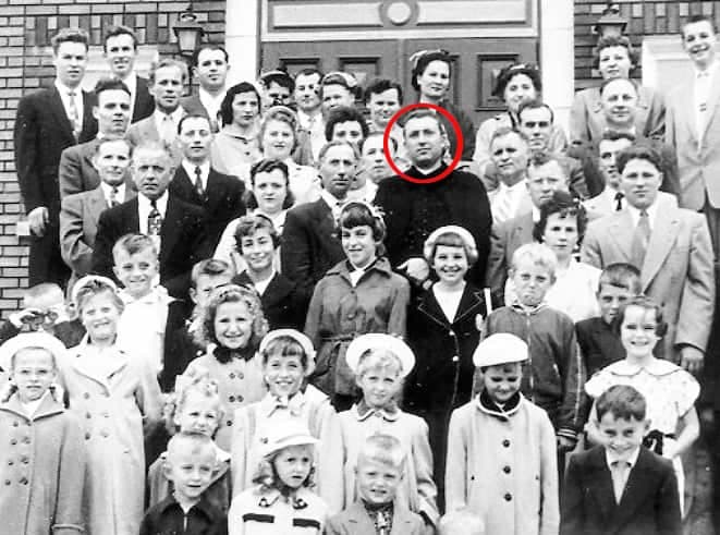 Une partie de la communauté ukrainienne de Val-d’Or, devant l’église, en 1955 - au milieu: le père Lev Chayka.