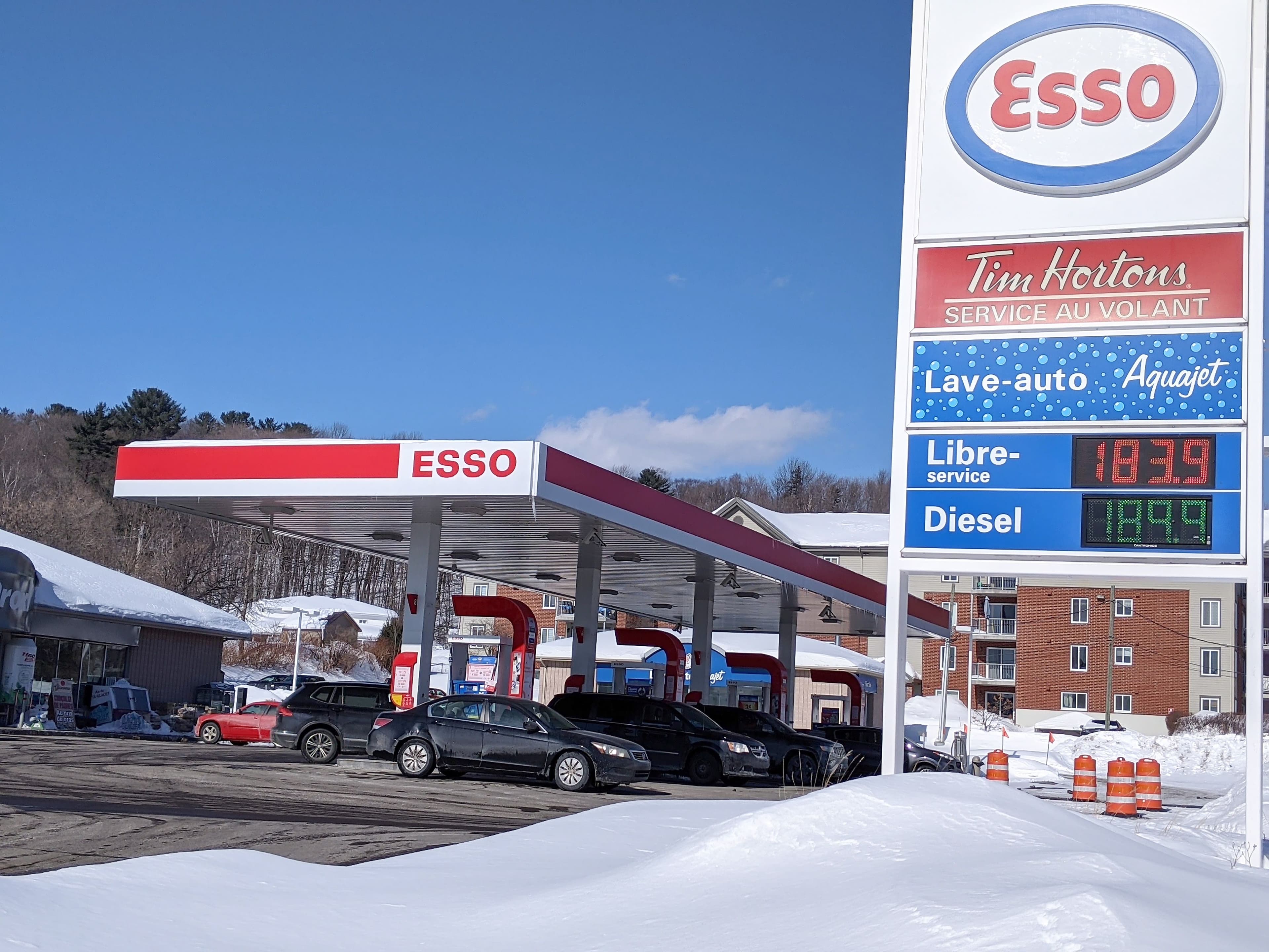 En deux jours, l’essence dans la région de Québec a fait un bond de 17 cents pour s’établir à plusieurs endroits à 1,839 $ le litre, hier, comme à cette station-service de la route Sainte-Geneviève.