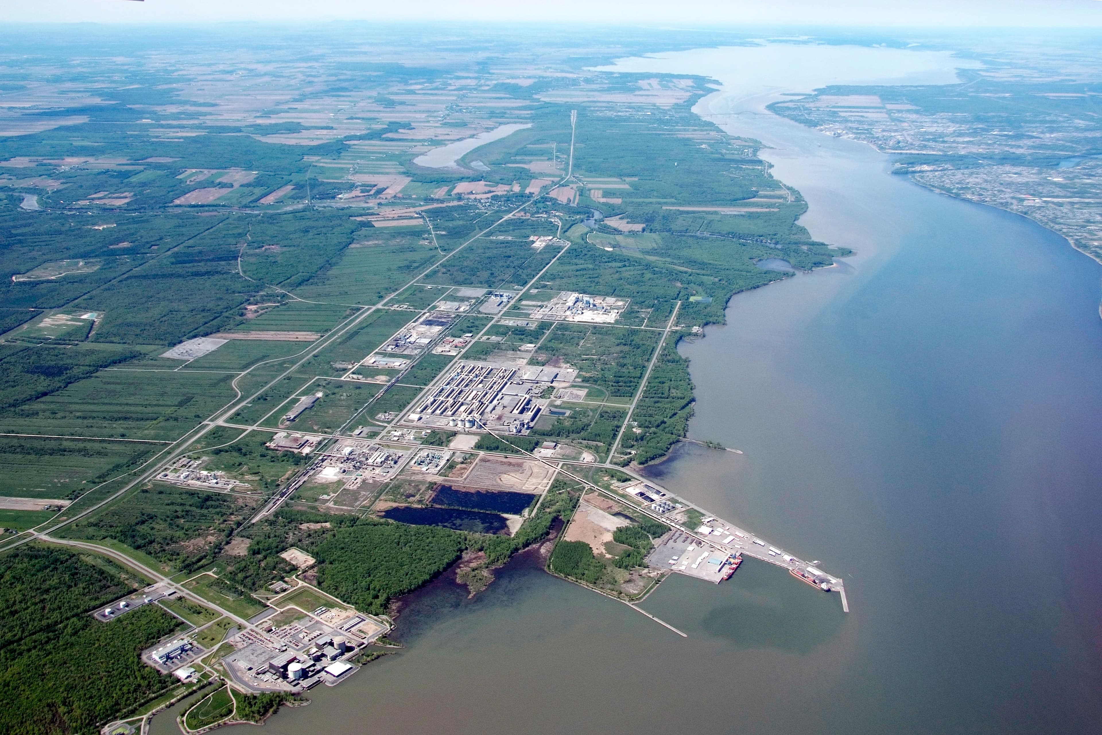 BASF, qui veut s’installer à proximité du fleuve Saint-Laurent, à Bécancour, compte plus de 110 000 employés dans une centaine de pays.