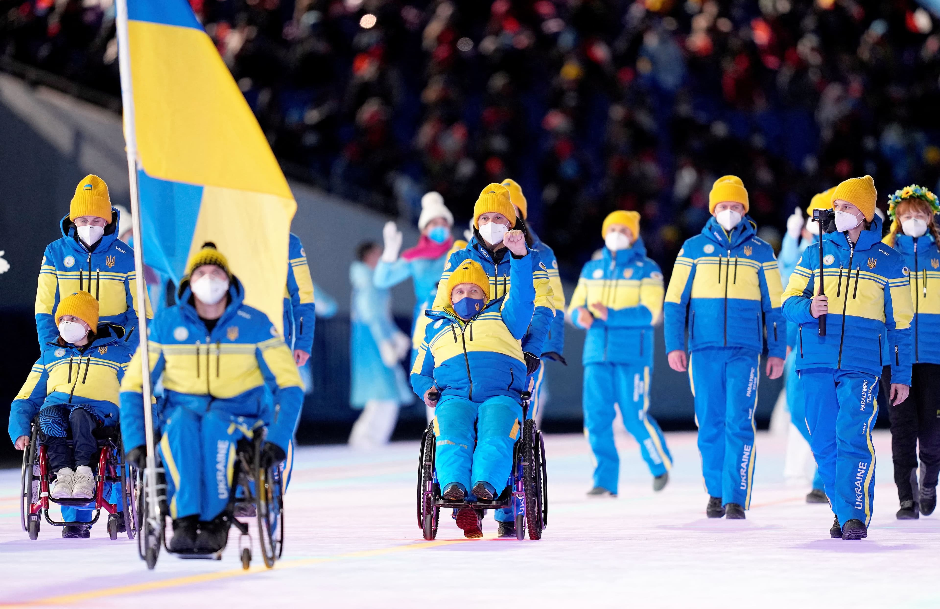 Sous les applaudissements des spectateurs présents à la cérémonie d’ouverture des paralympiques à Pékin, des athlètes de la délégation ukrainienne ont brandi le poing en guise de paix et solidarité, vendredi.