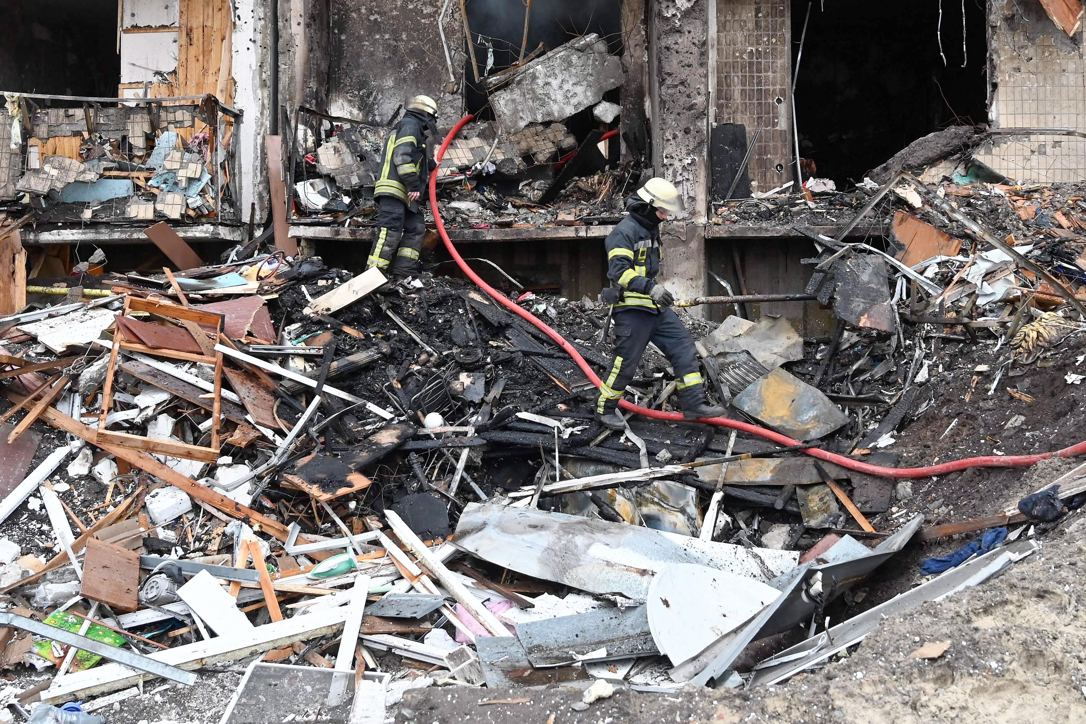 Des pompiers dans les débris d’un bâtiment à Kyïv, il y a quelques jours.