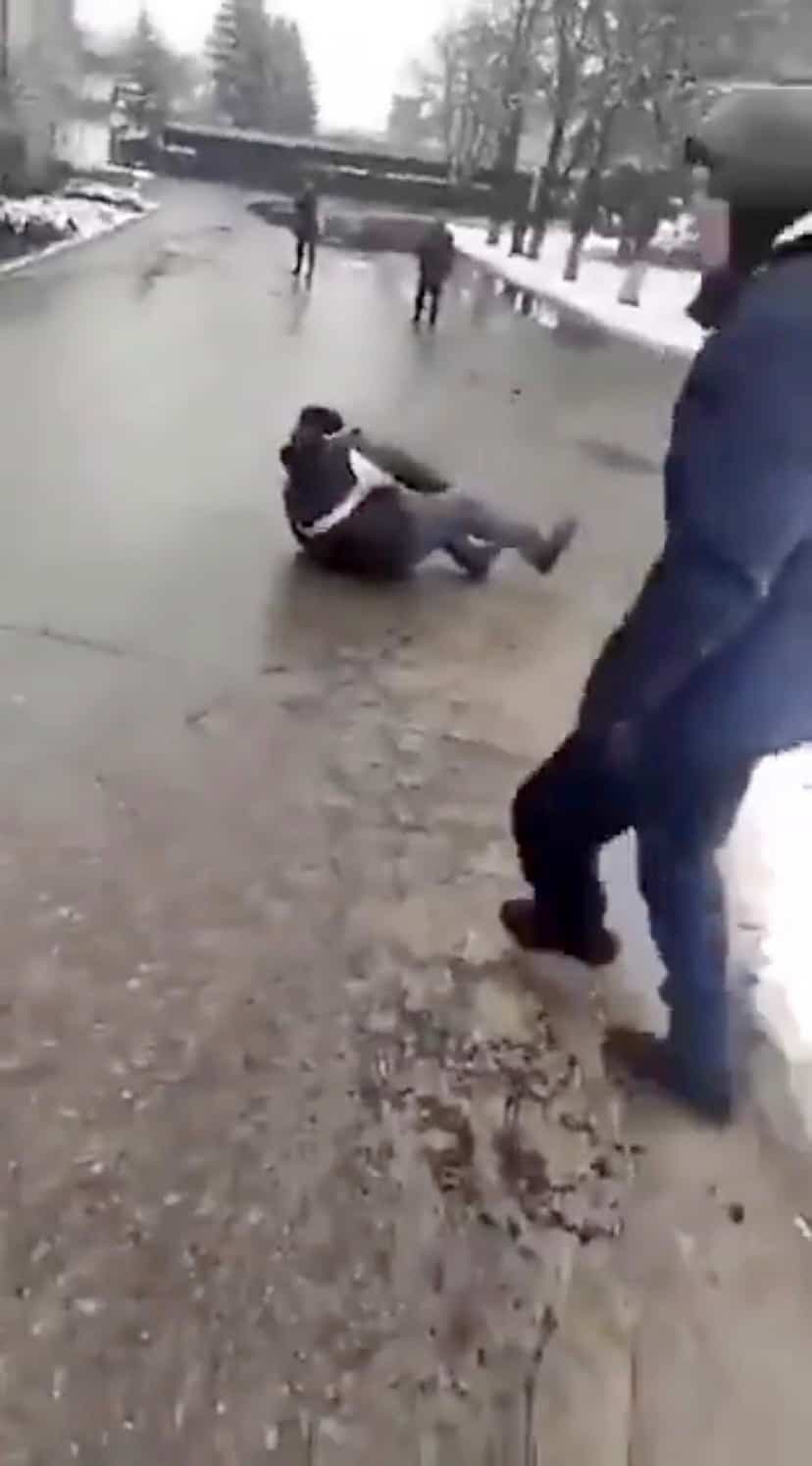 Un civil qui manifestait samedi à Novopskov est tombé sous les balles de soldats russes, qui tirent de plus en plus souvent sur des Ukrainiens sans défense.