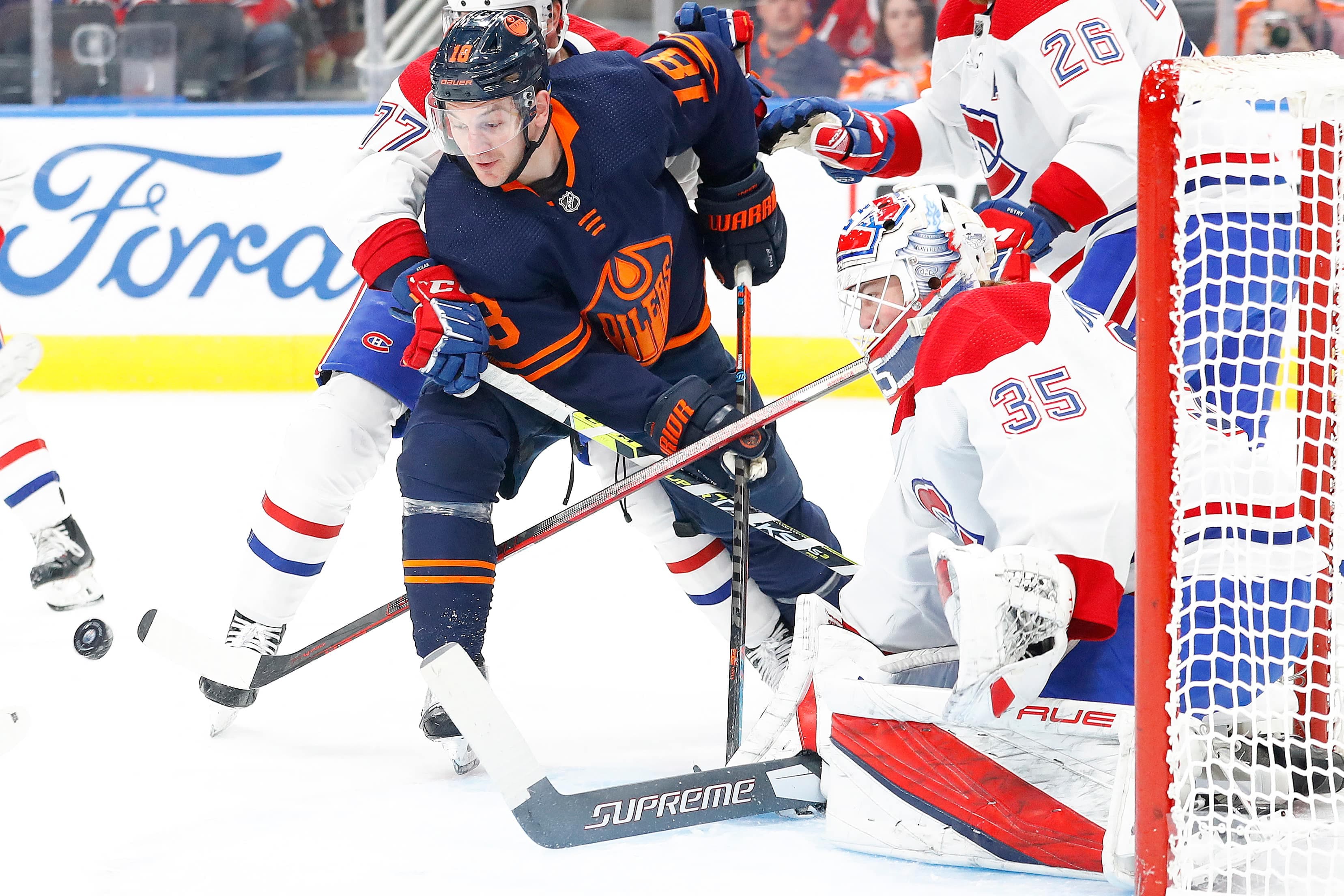 Le gardien Samuel Montembeault a été solide devant les charges des Oilers dont celle de Zack Hyman au premier engagement.