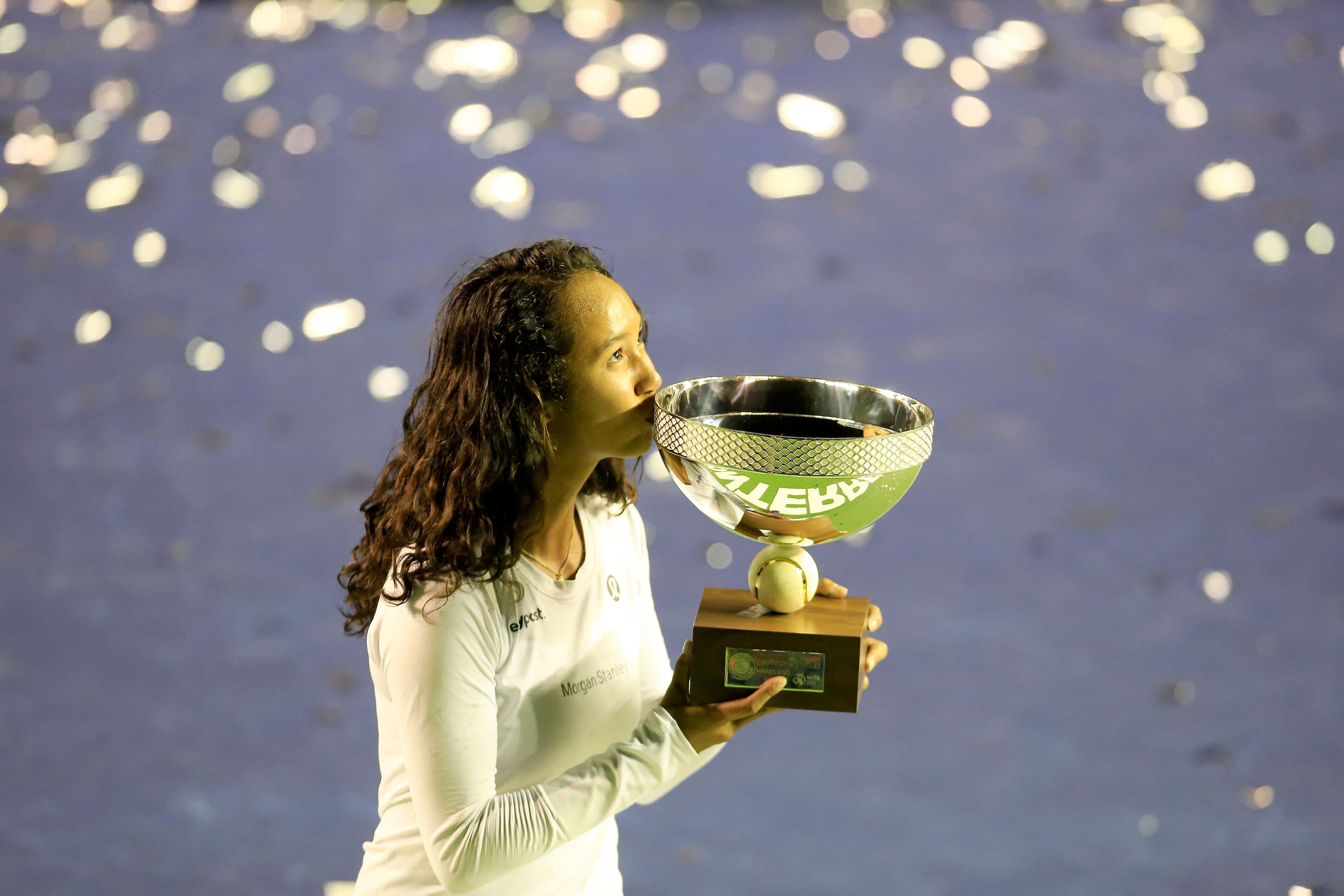Trophée en mains, Leylah Fernandez célèbre son deuxième titre en deux ans au tournoi de Monterrey, remporté dimanche soir.