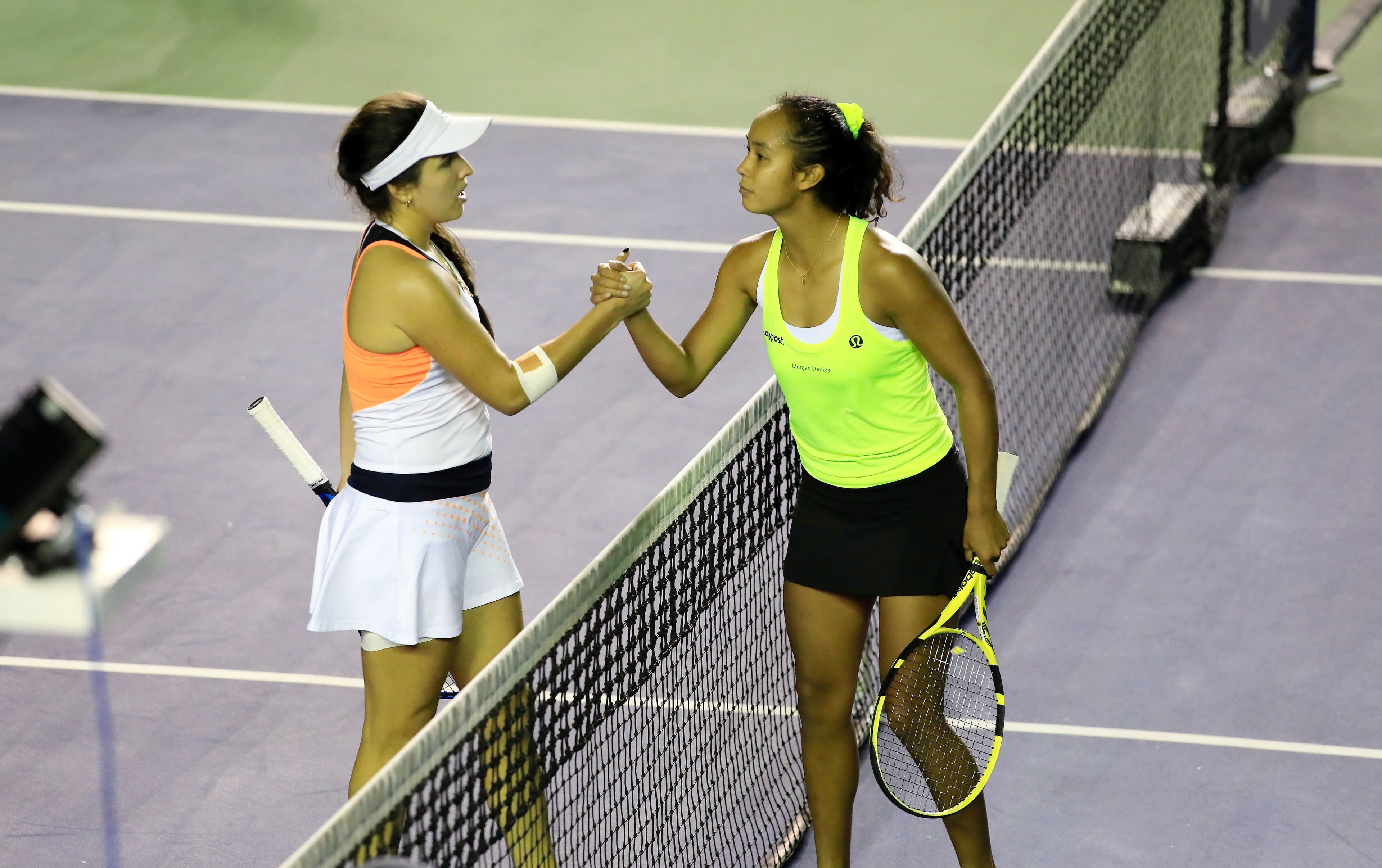 Leylah Fernandez salue au filet son adversaire en finale, la Colombienne Camila Osorio.