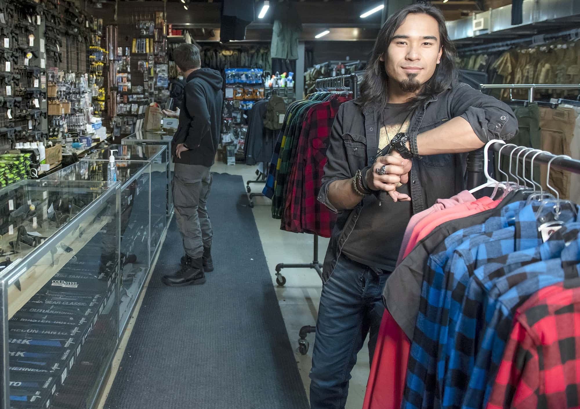 Sakary Rin est le gérant
de la boutique Camouflage
Montréal, un magasin de
surplus militaires où on peut
notamment trouver des
gilets pare-balles.