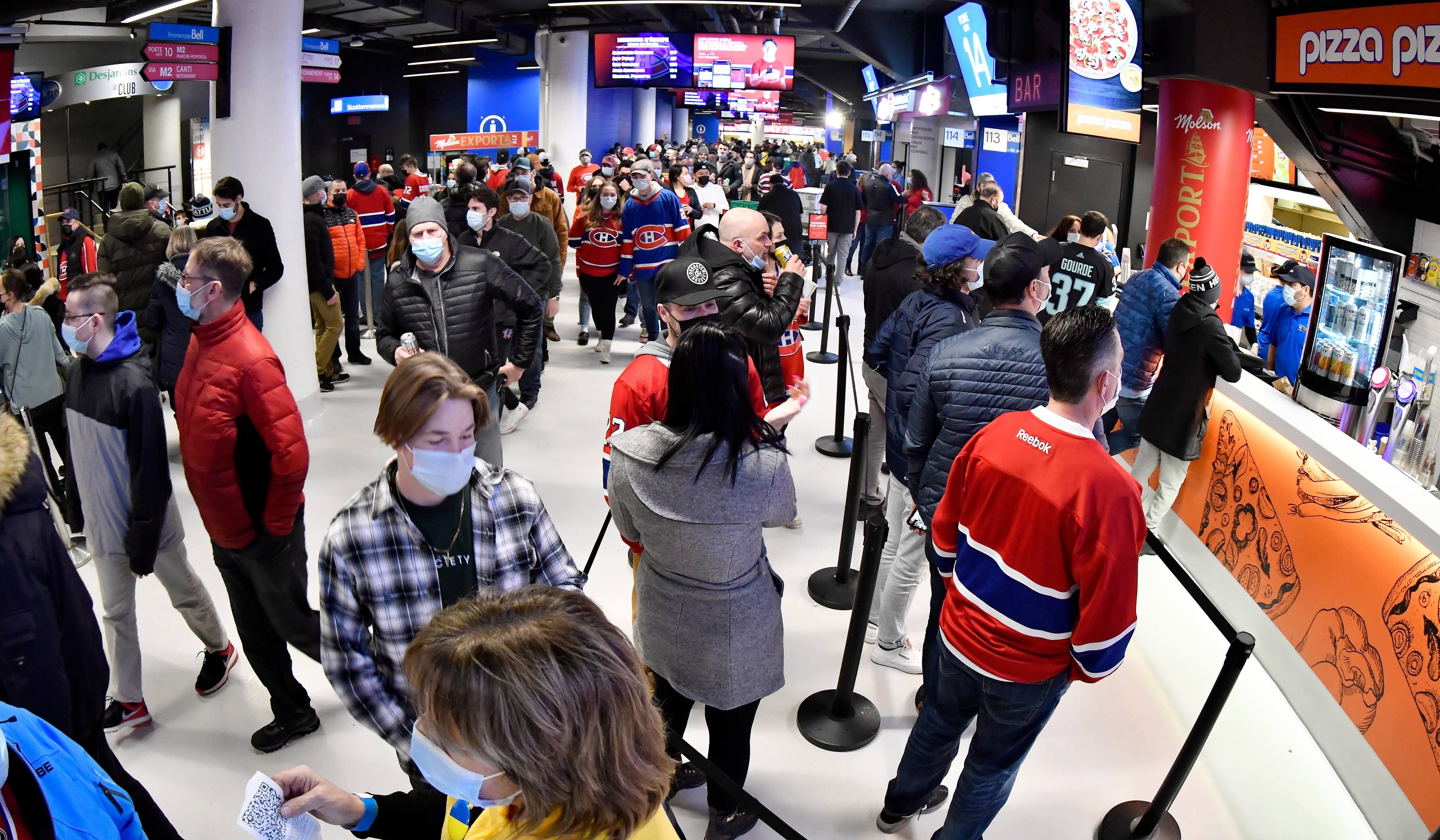 Ça bougeait dans les allées du Centre Bell au moment où les partisans ont pris d’assaut les concessions.