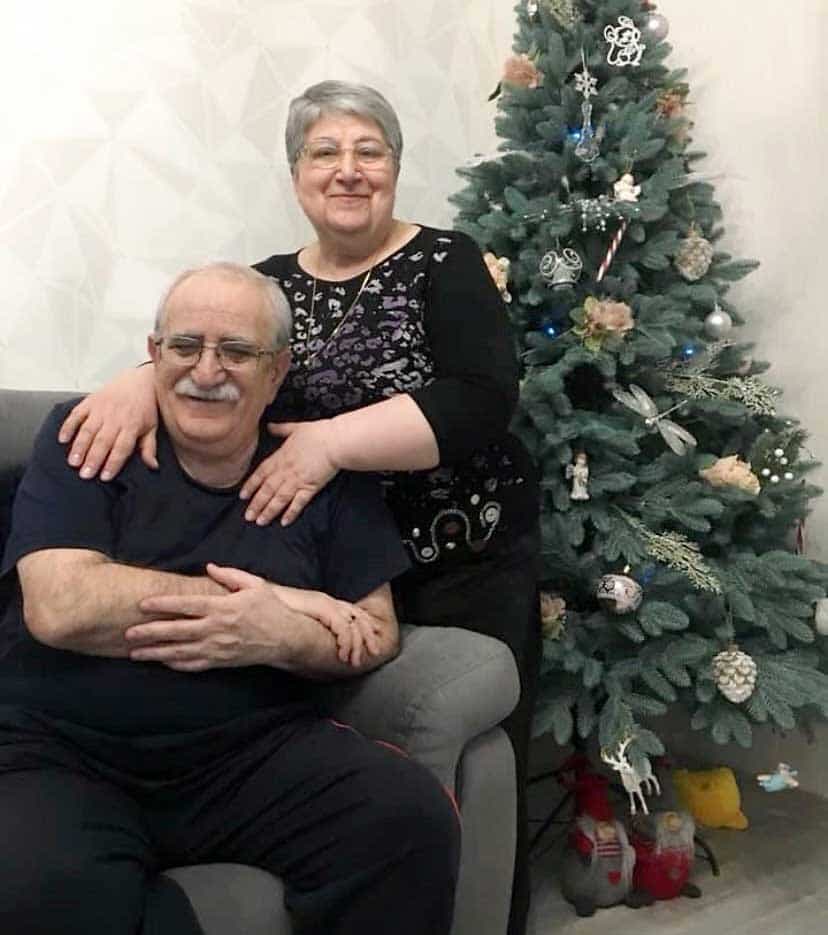 Ses parents Samvel et Margarit Arakelian.