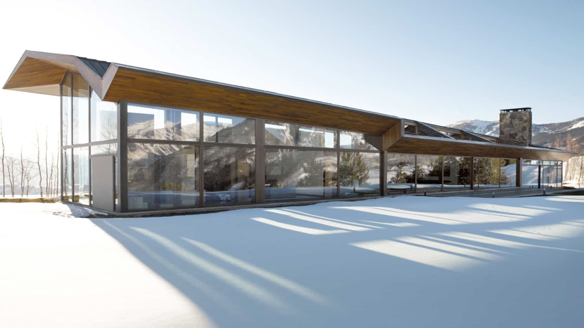 Abramovitch possède une résidence secondaire à Aspen, au Colorado. Il a aussi investi plus de 100 M$ en travaux au Château de la Croë, sur la côte d’Azur.