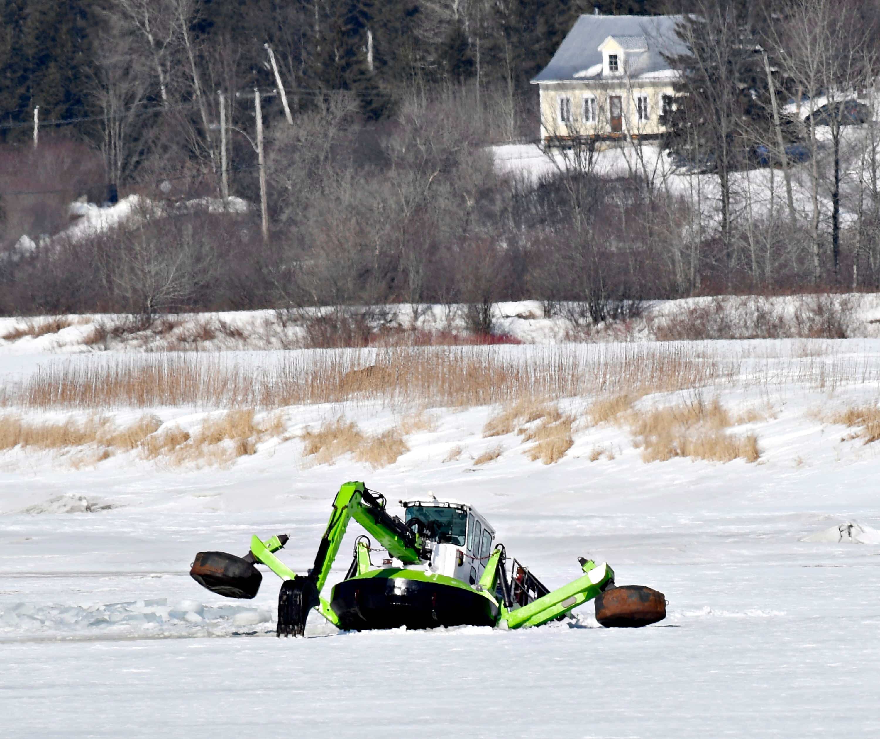 La pelle amphibie est déployée sur la rivière Chaudière, près de Beauceville, depuis mercredi.