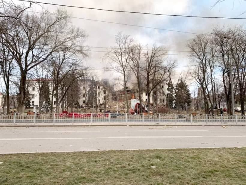 Le théâtre régional de Marioupol, où s’étaient réfugiés plus d’un millier d’Ukrainiens, a été bombardé hier par l’armée russe.