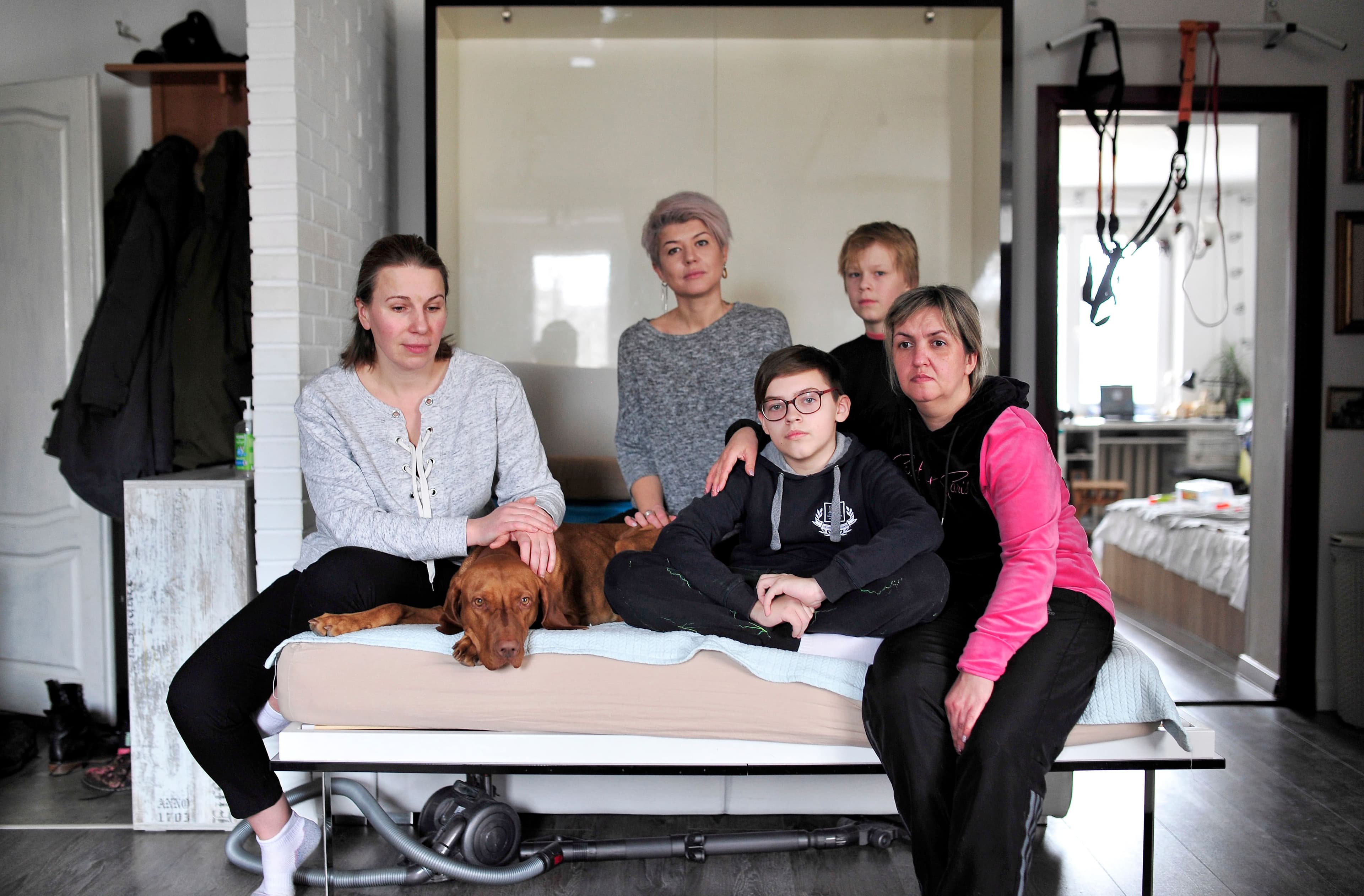 Irina Martea (à gauche sur la photo) héberge des familles ukrainiennes quelques nuits avant qu’elles ne repartent vers leur destination finale, souvent chez des amis ou de la famille. Des milliers de Moldaves ont fait de même depuis le début de la crise des réfugiés.