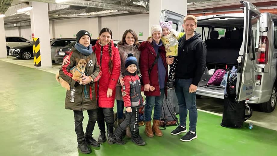 M.Barone se préparant à transporter des réfugiés de Donetsk vers Vienne en Autriche.