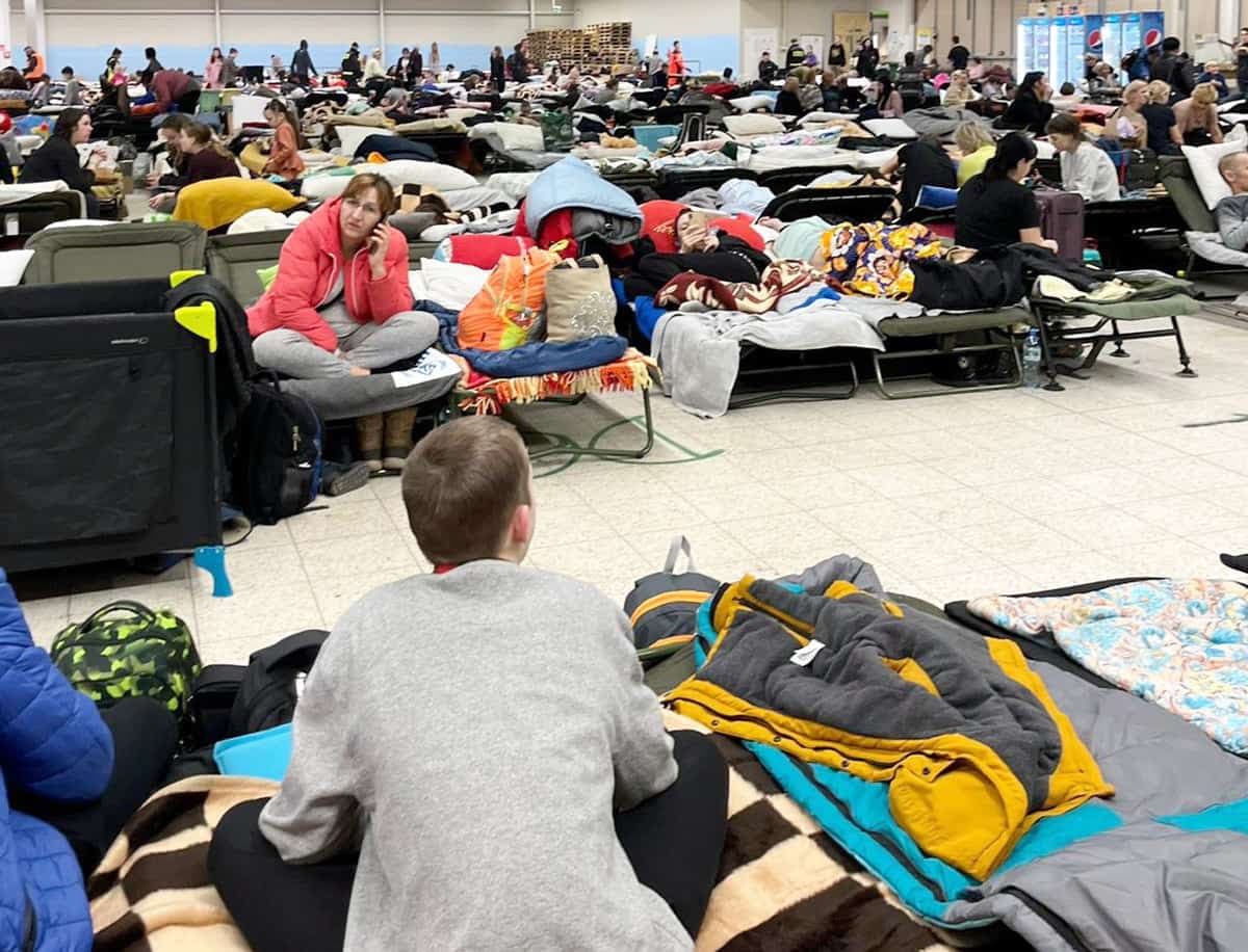 Fuyants leur pays envahi et bombardé par les Russes, ces exilés séjournent dans un centre commercial désaffecté en Pologne, à 11 km de la frontière avec l’Ukraine.