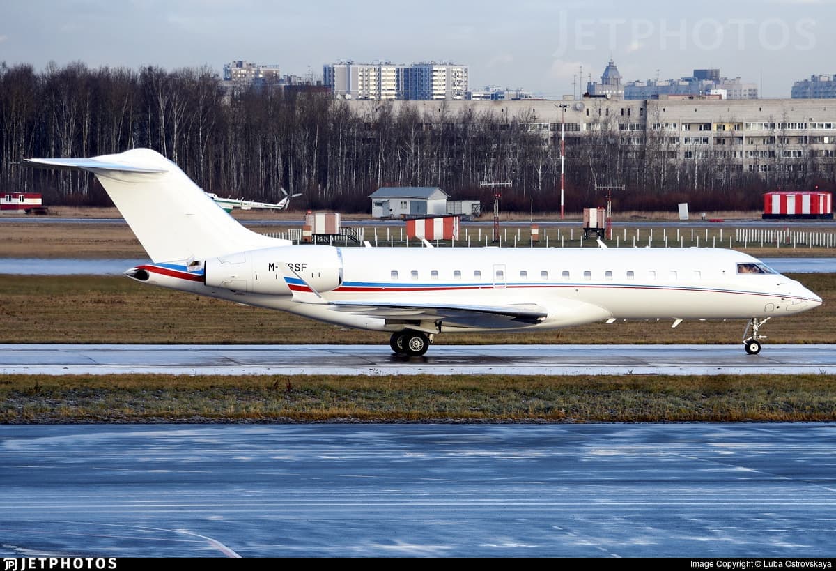 Le milliardaire possède un jet de Bombardier aux couleurs du drapeau russe.