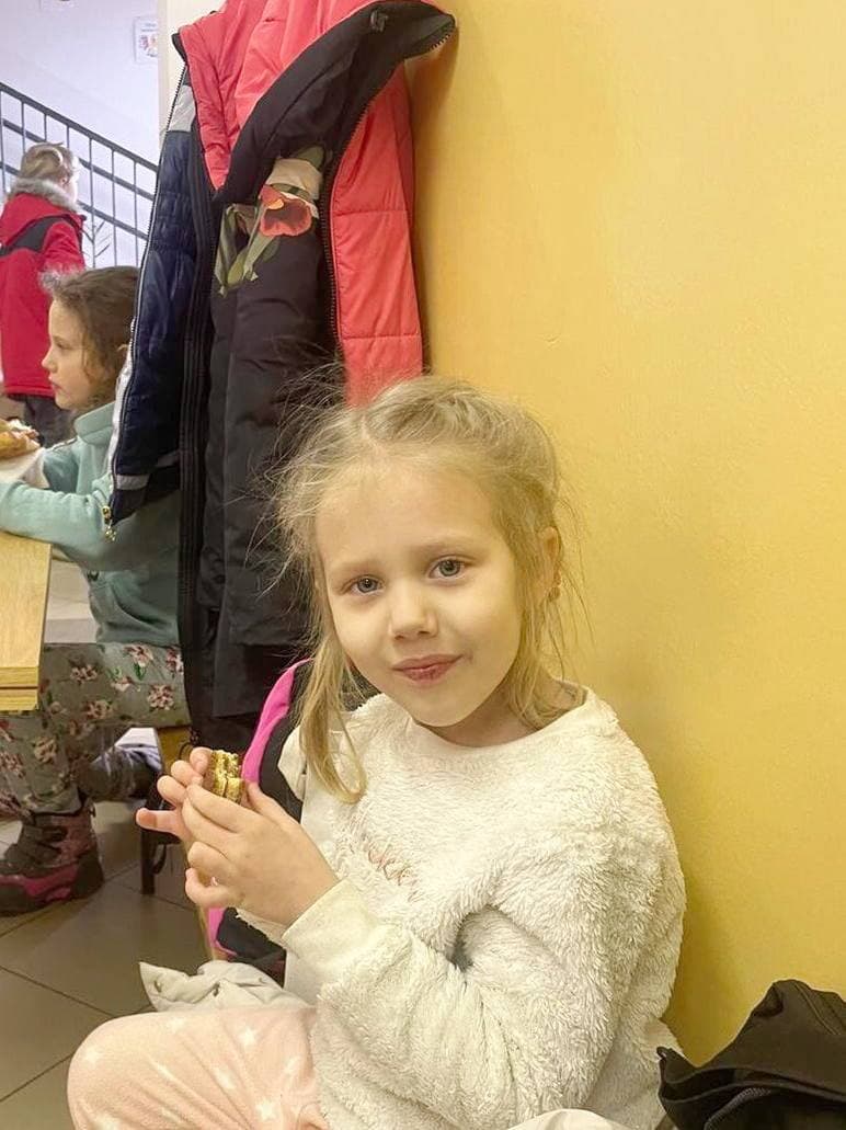 Une fillette ukrainienne aidée par la Québécoise et son père.