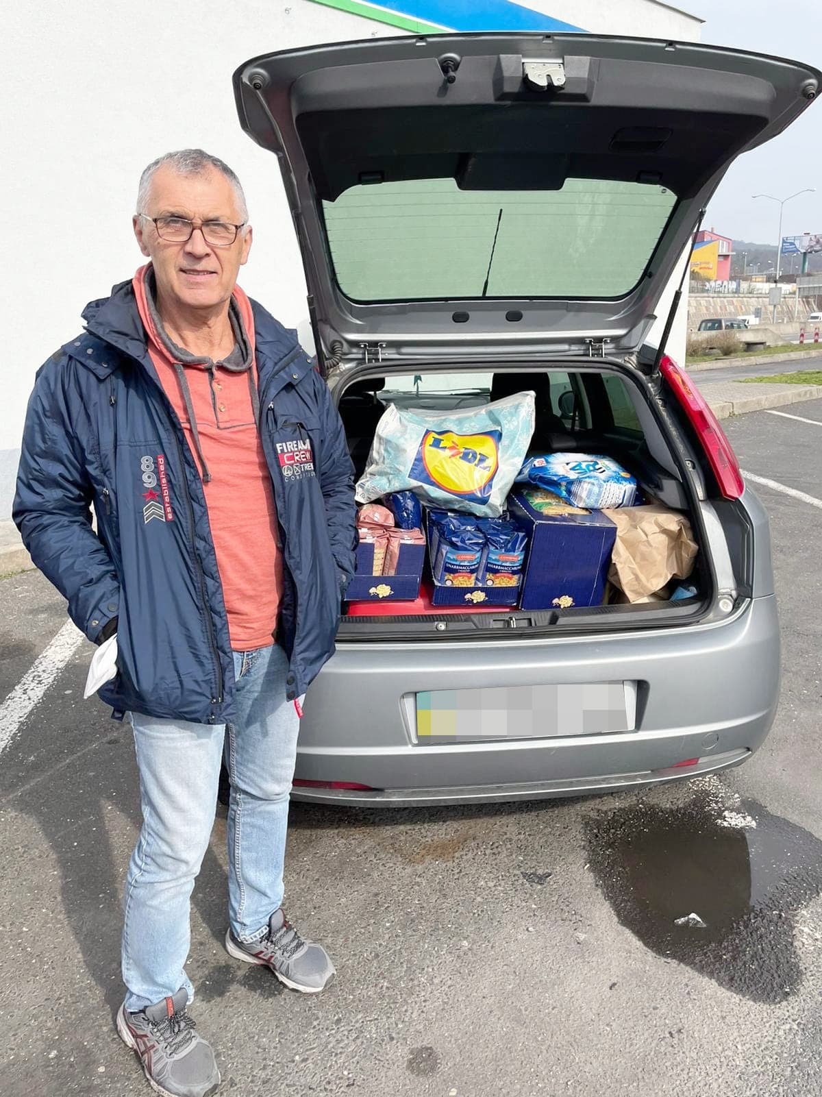 Yuri, le père de la Montréalaise, en train de récupérer des denrées pour les réfugiés.