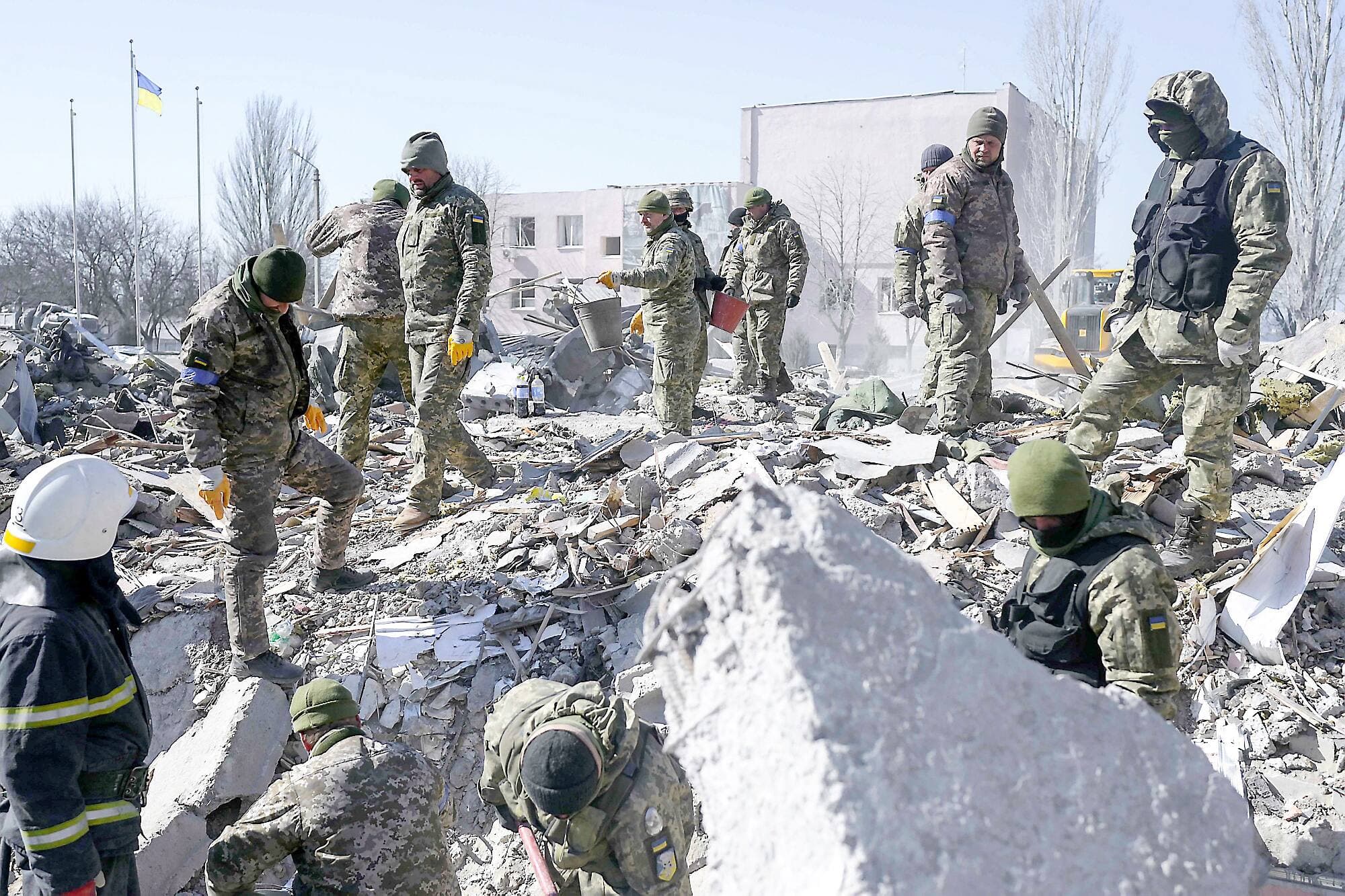 Des soldats ukrainiens cherchaient samedi des corps dans les débris de l’école militaire détruite par des roquettes russes la veille, à Mykolaïv.