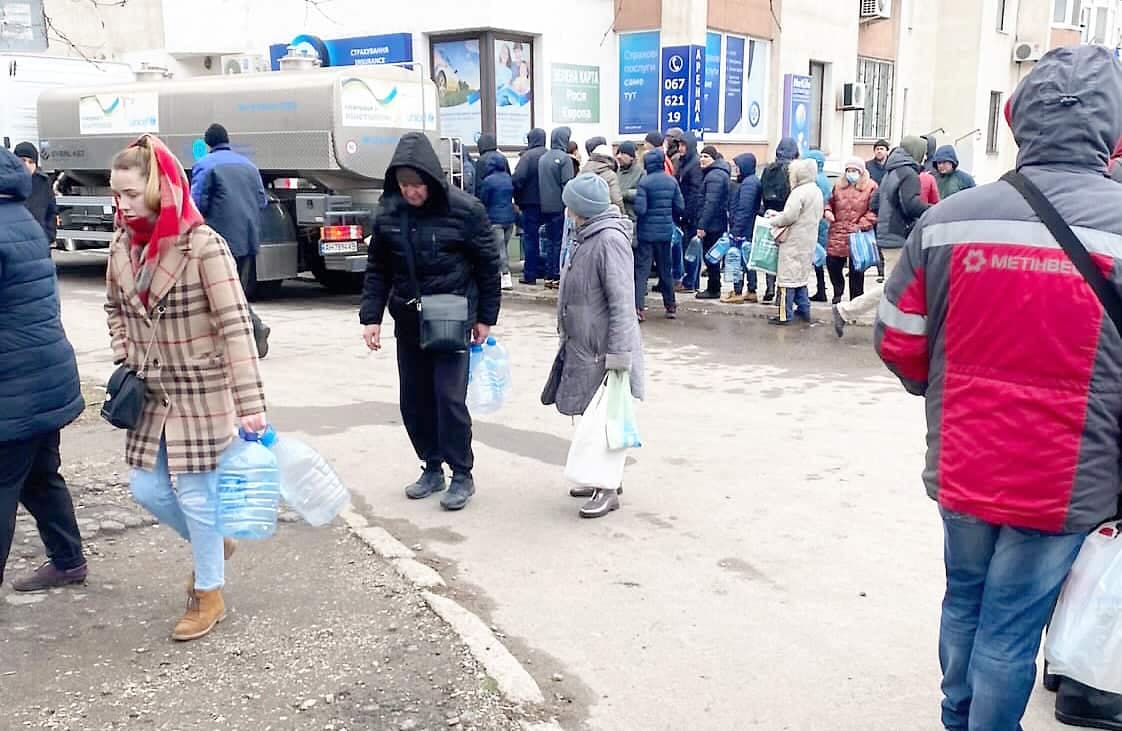 Toujours à Marioupol, une file d’attente pour obtenir de l’eau potable.