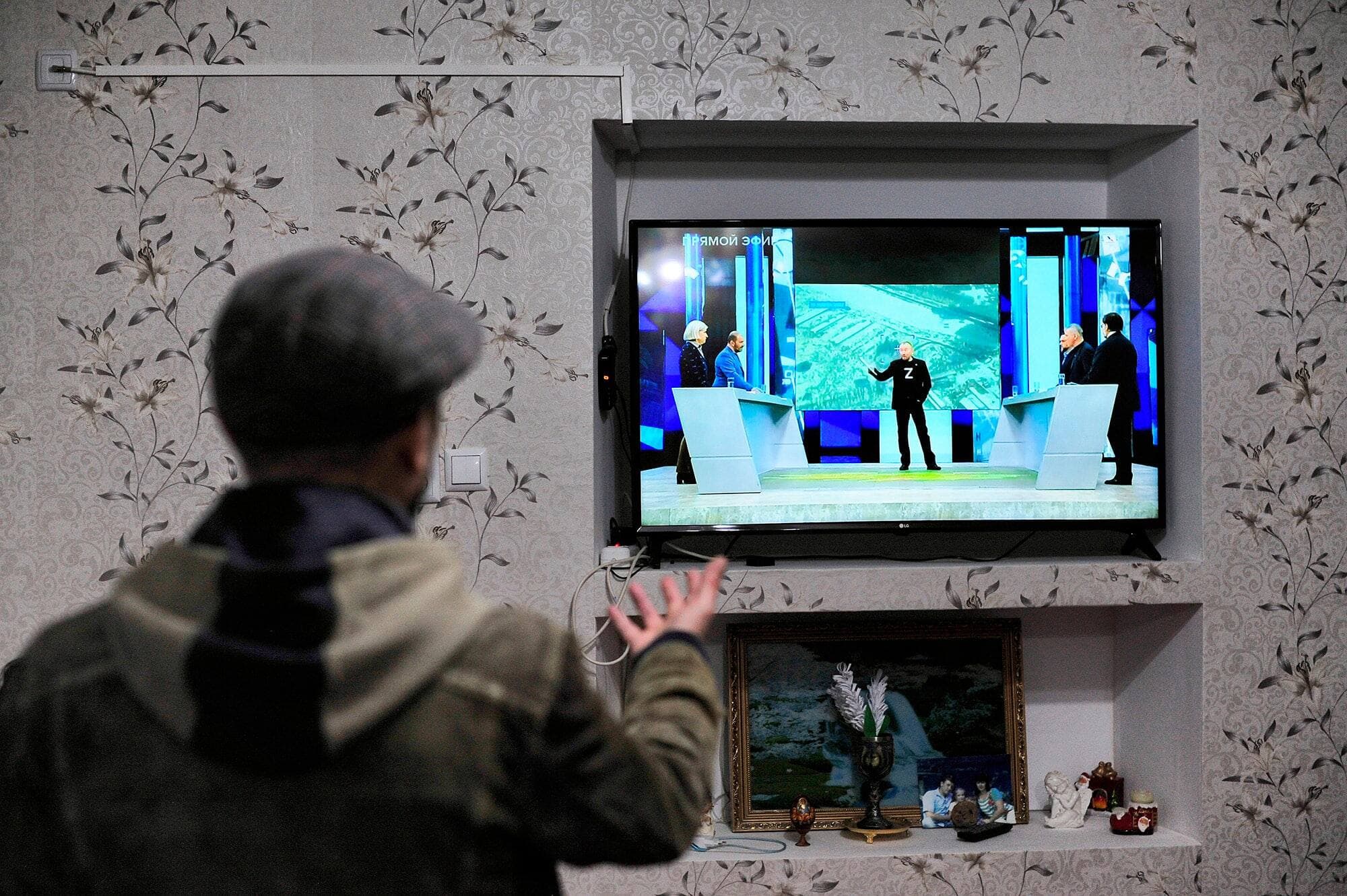 Vitaly s’emporte devant les mensonges de la télé russe.
