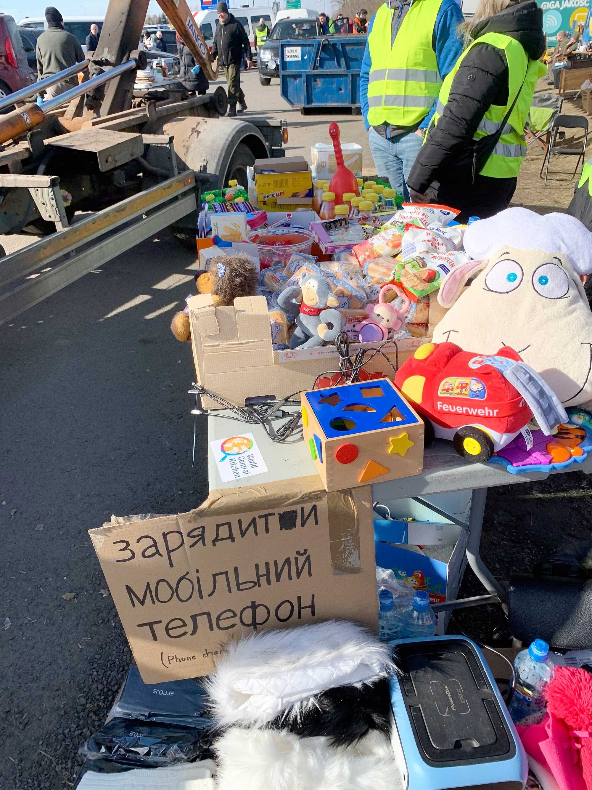 Les dons de toutes sortes affluent dans le camp de réfugiés à la frontière de l’Ukraine et la Pologne.
