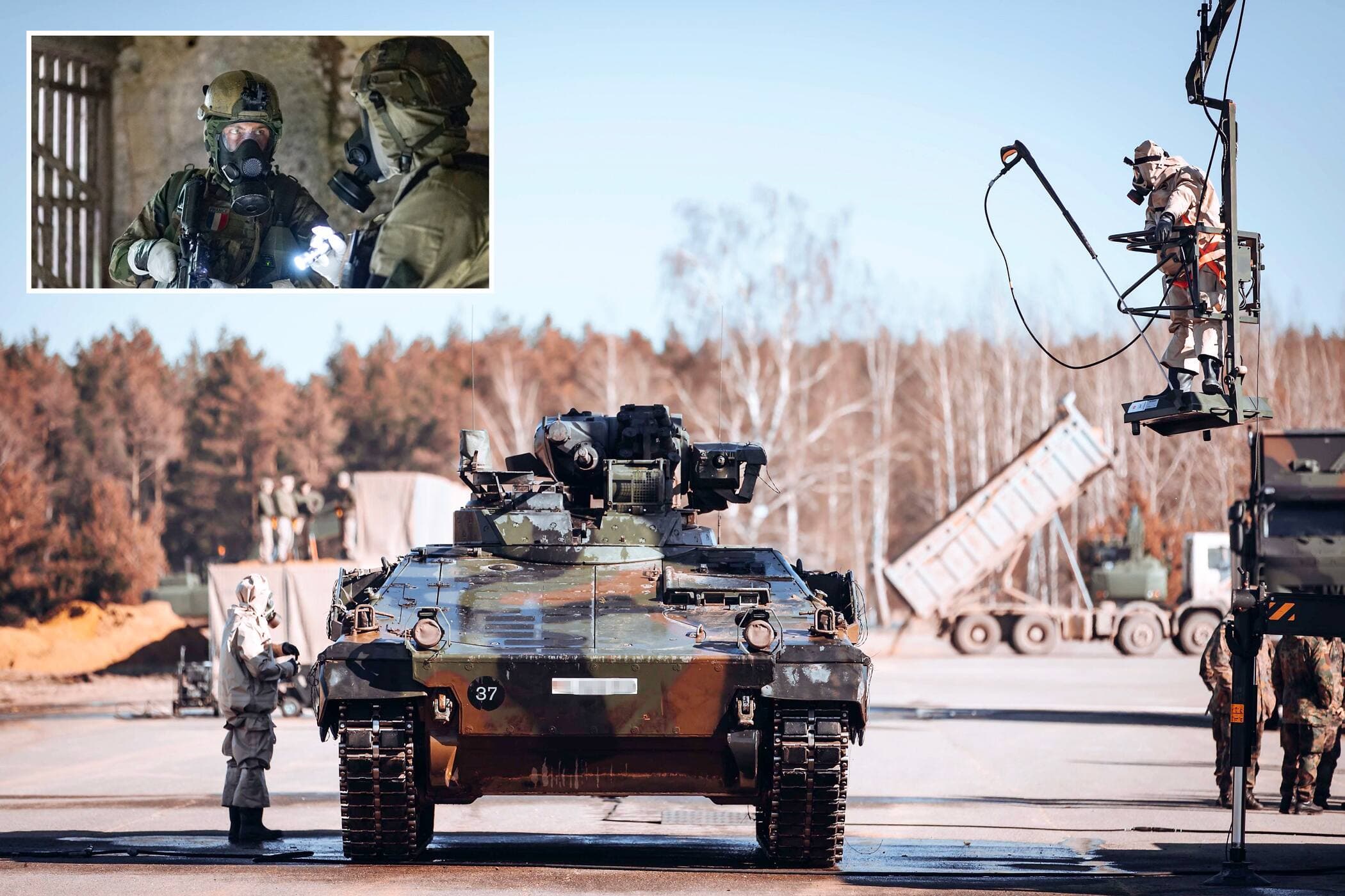 Les forces de l’OTAN faisaient des simulations d’attaque chimique la semaine dernière en Lituanie. En mortaise, un exercice similaire par des militaires français l’an dernier.