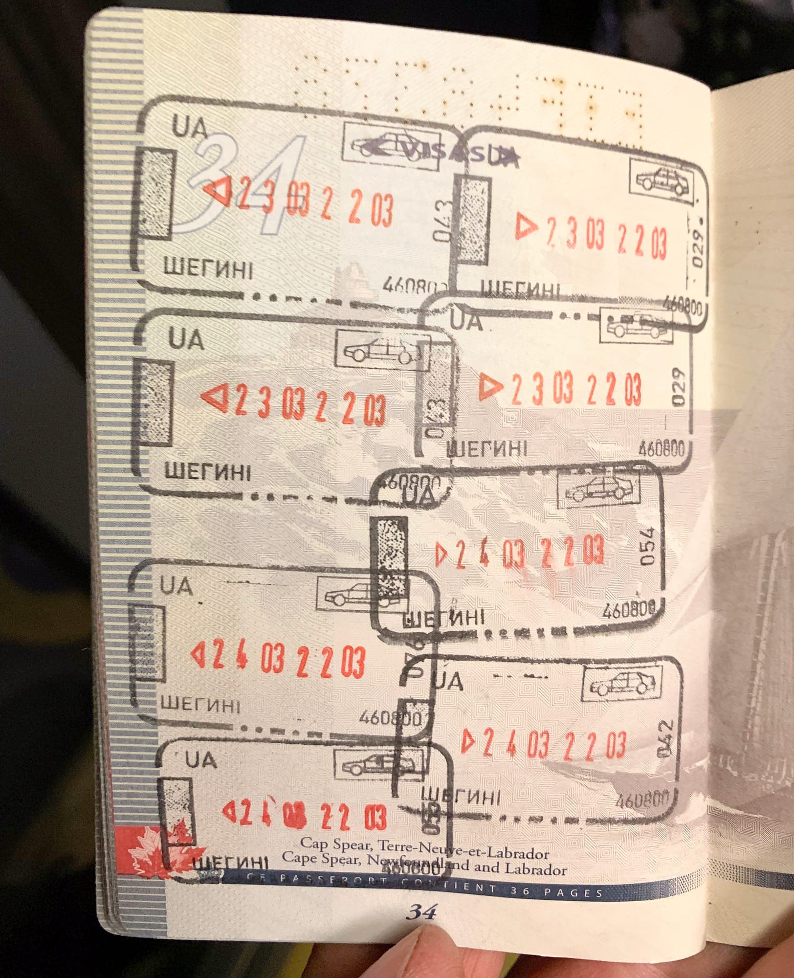 Patric Crevier fait tamponner son passeport à chaque passage entre la Pologne et l’Ukraine.