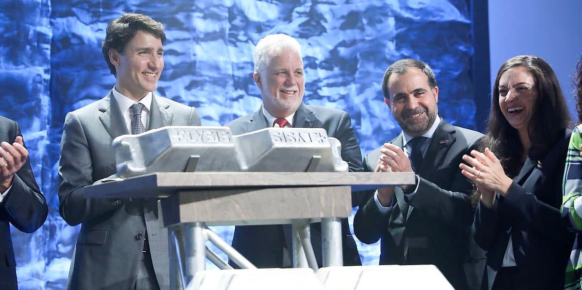 Le premier ministre Justin Trudeau et l’ex-premier ministre du Québec Philippe Couillard, lors du lancement de la coentreprise Elysis, en mai 2018.