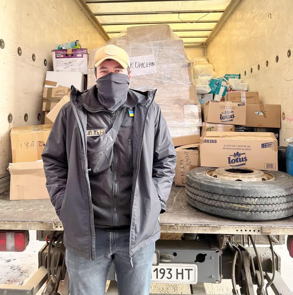 Artem Datochnyi, un informaticien de 25 ans, aide des familles et apporte de la nourriture et des munitions aux combattants.