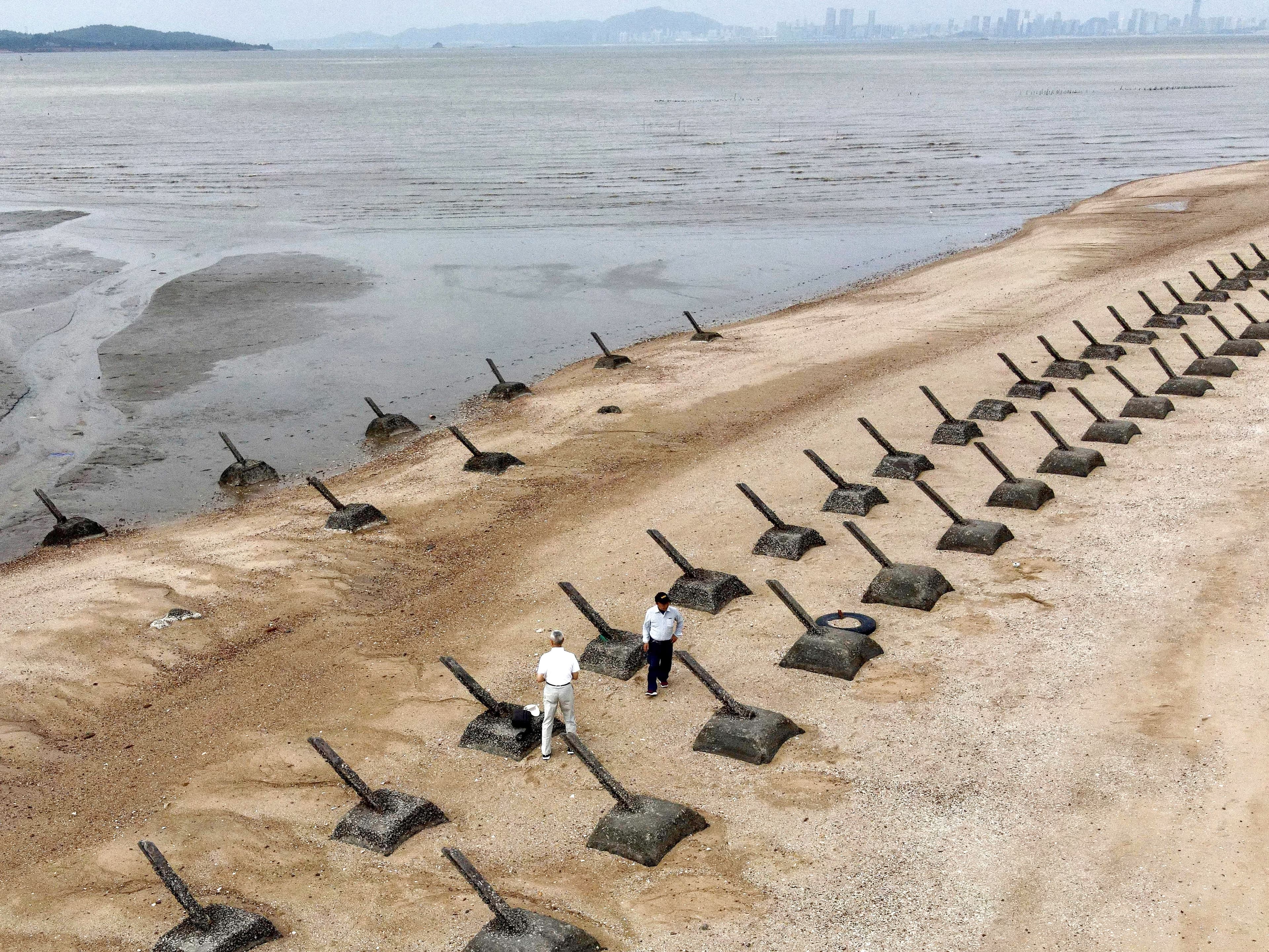 Des pieux qui ont pour but de repousser les envahisseurs sur une plage de Taïwan.