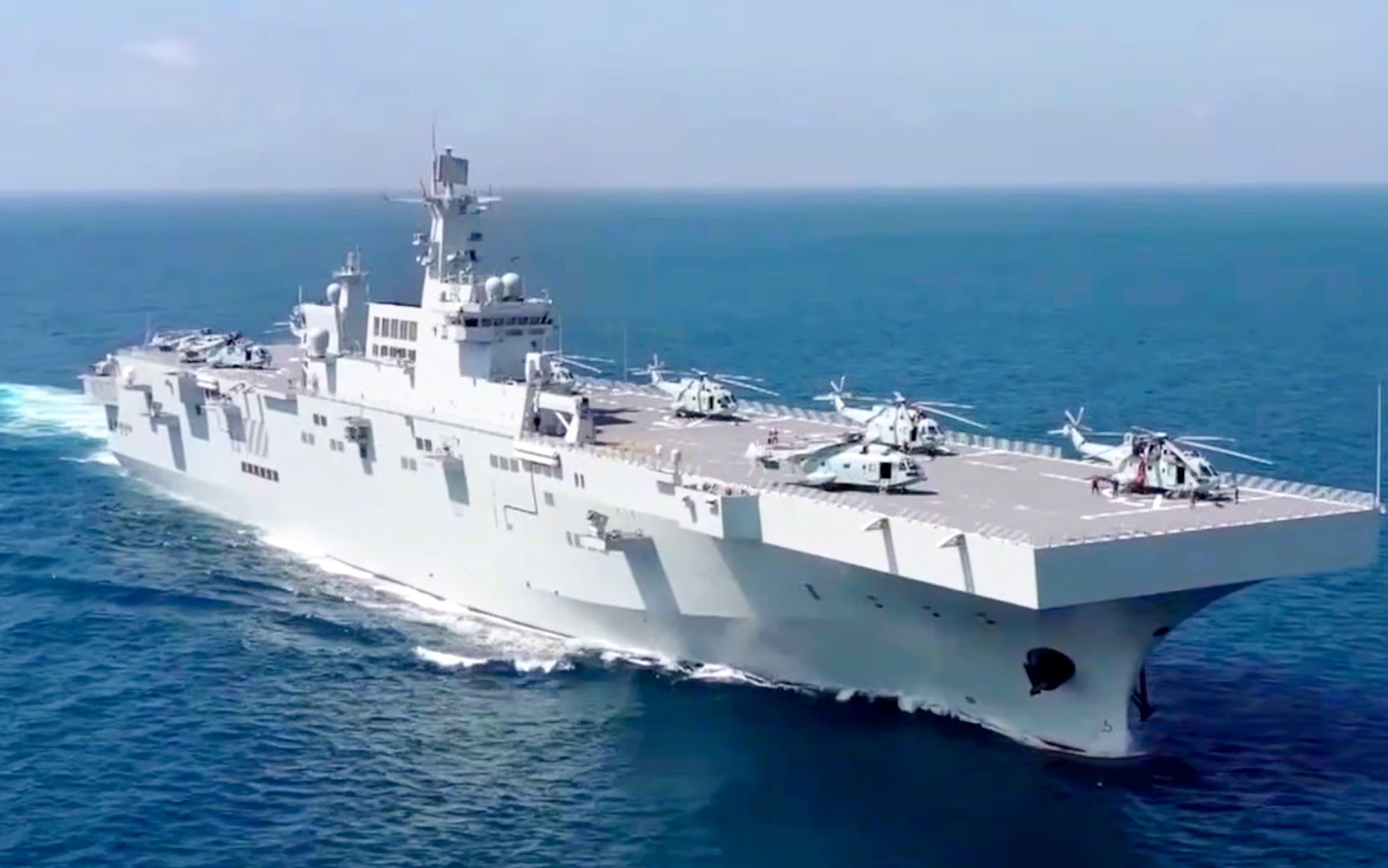 Un navire d’assaut amphibie chinois Hainan.