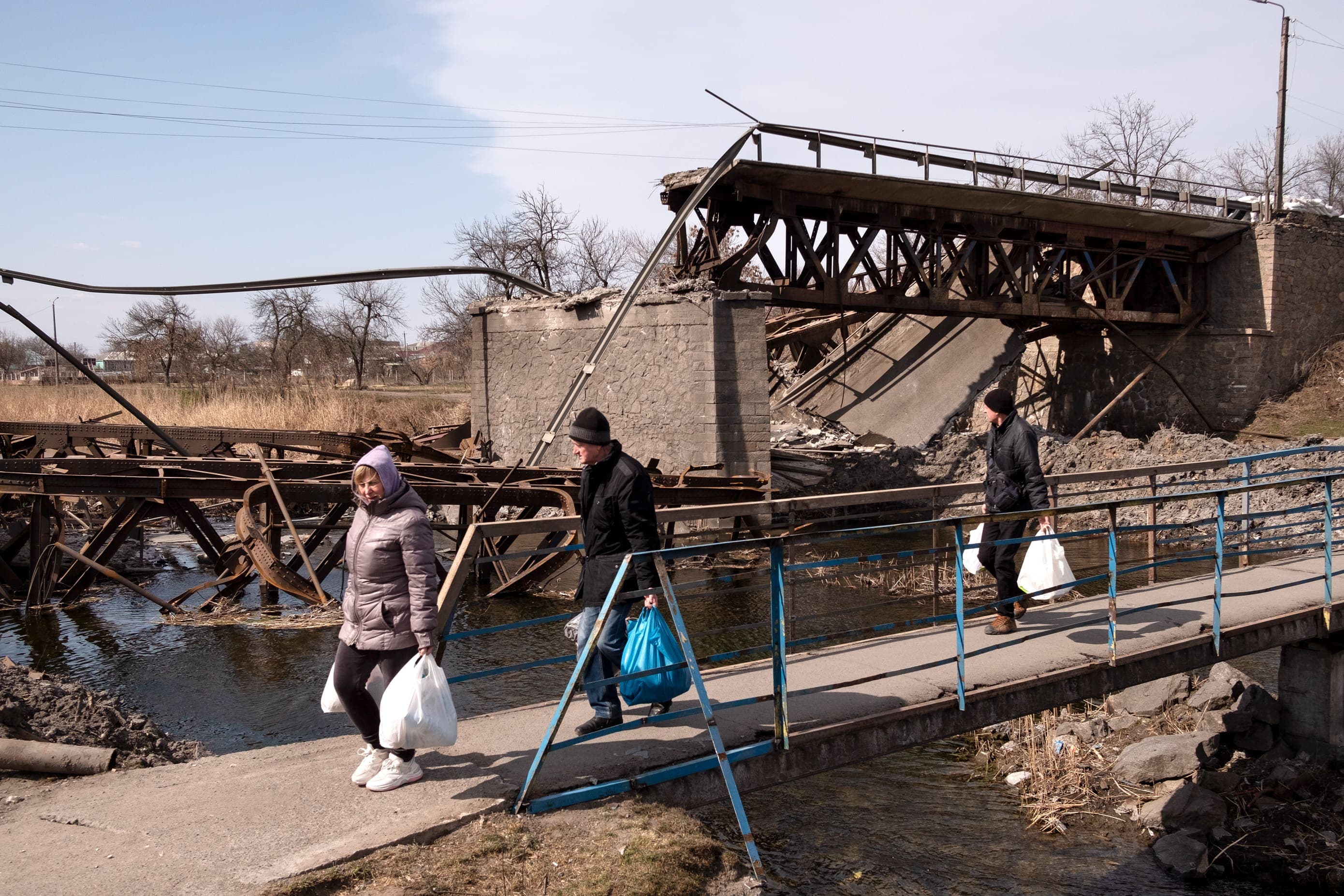 Les forces ukrainiennes ont volontairement bousillé le pont principal de Voznesensk. Les citoyens empruntent dorénavant un pont secondaire.
