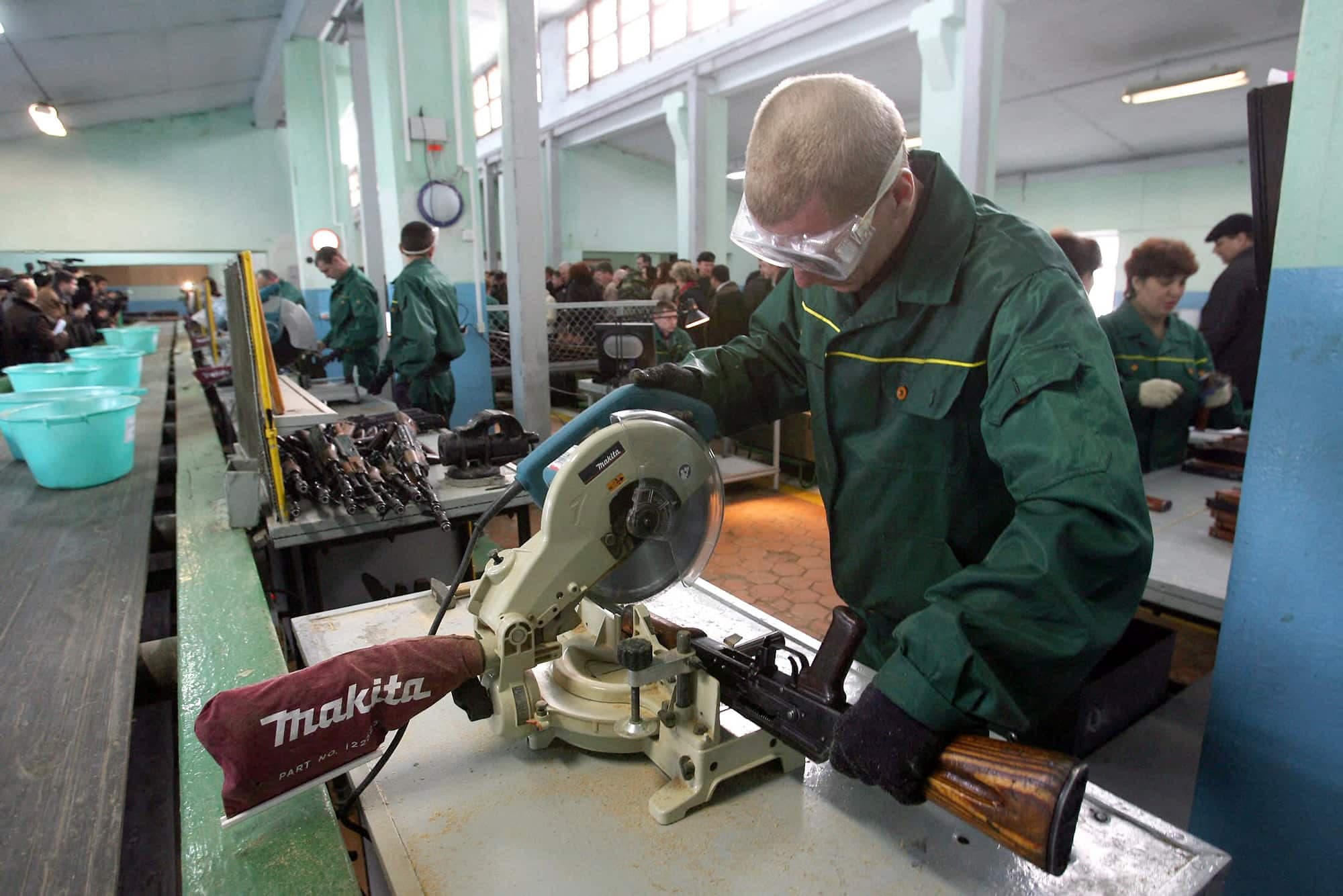 Le désarmement nucléaire de l’Ukraine s’est déroulé de 1994 à 2001. Mais sous la pression internationale, et avec un financement de l’OTAN, 1,5 million d’armes légères et 133 000 tonnes de munitions ont ensuite été détruites. Ici, une kalachnikov AK-47 est détruite sur la base de Kamianets-Podilskyï, près de la frontière avec la Roumanie, en janvier 2007.