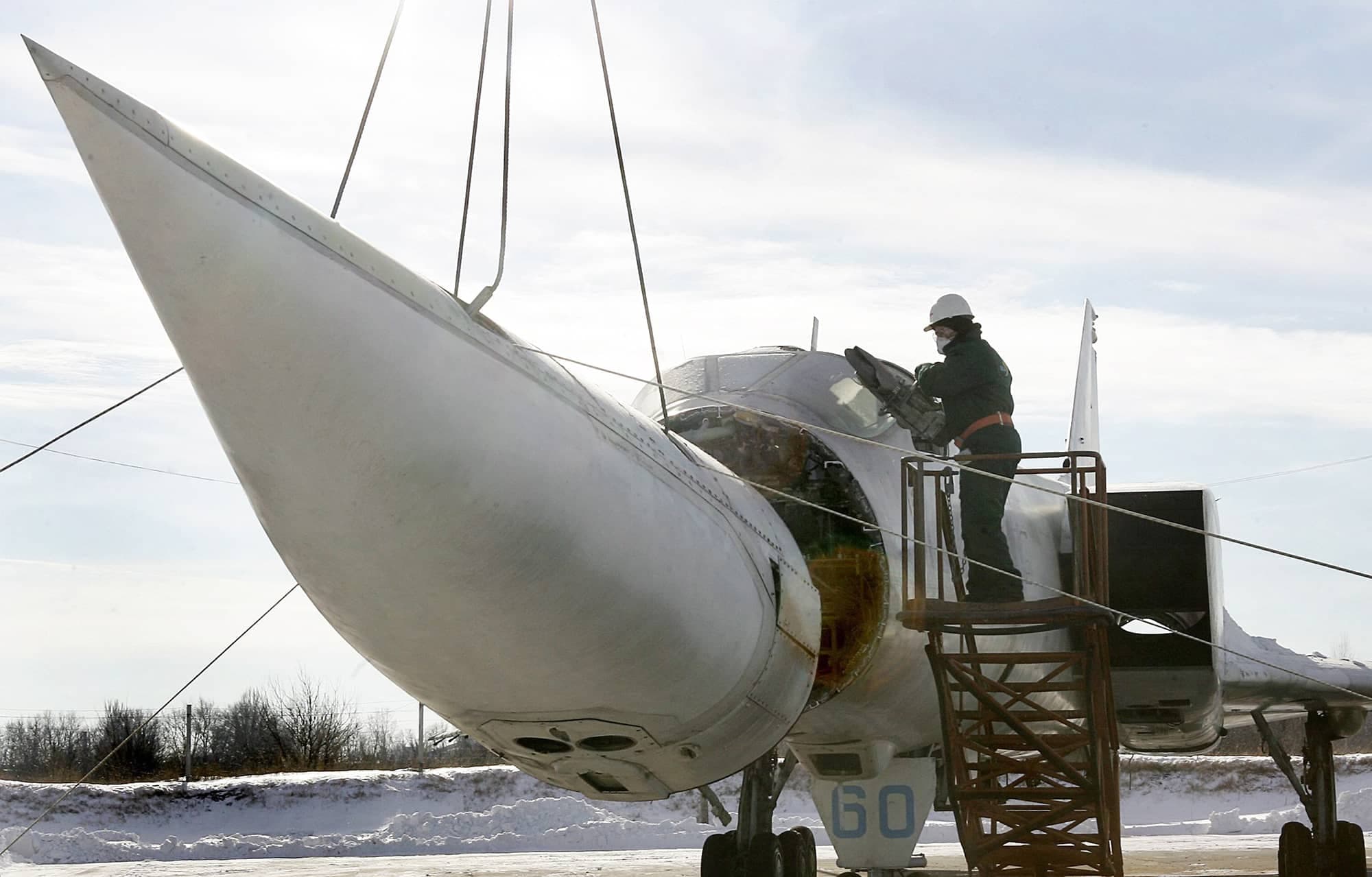 Un travailleur découpe le nez d’un bombardier supersonique Tupolev TU-22M3, capable de transporter des missiles nucléaires, en janvier 2006 à Poltova. Soixante de ces avions ont été détruits.