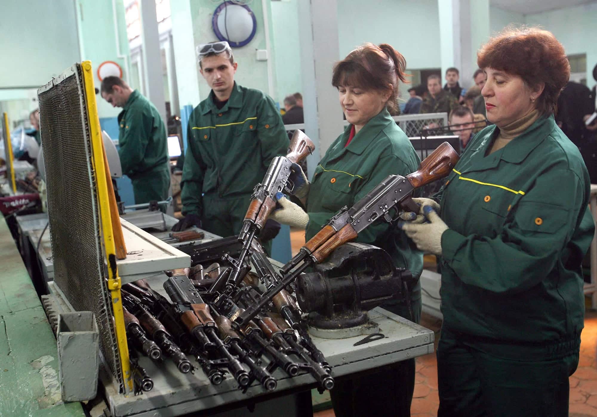 Deux femmes examinent des kalachnikovs AK-47 qui seront détruites sur la base de Kamianets-Podilskyï en janvier 2007.