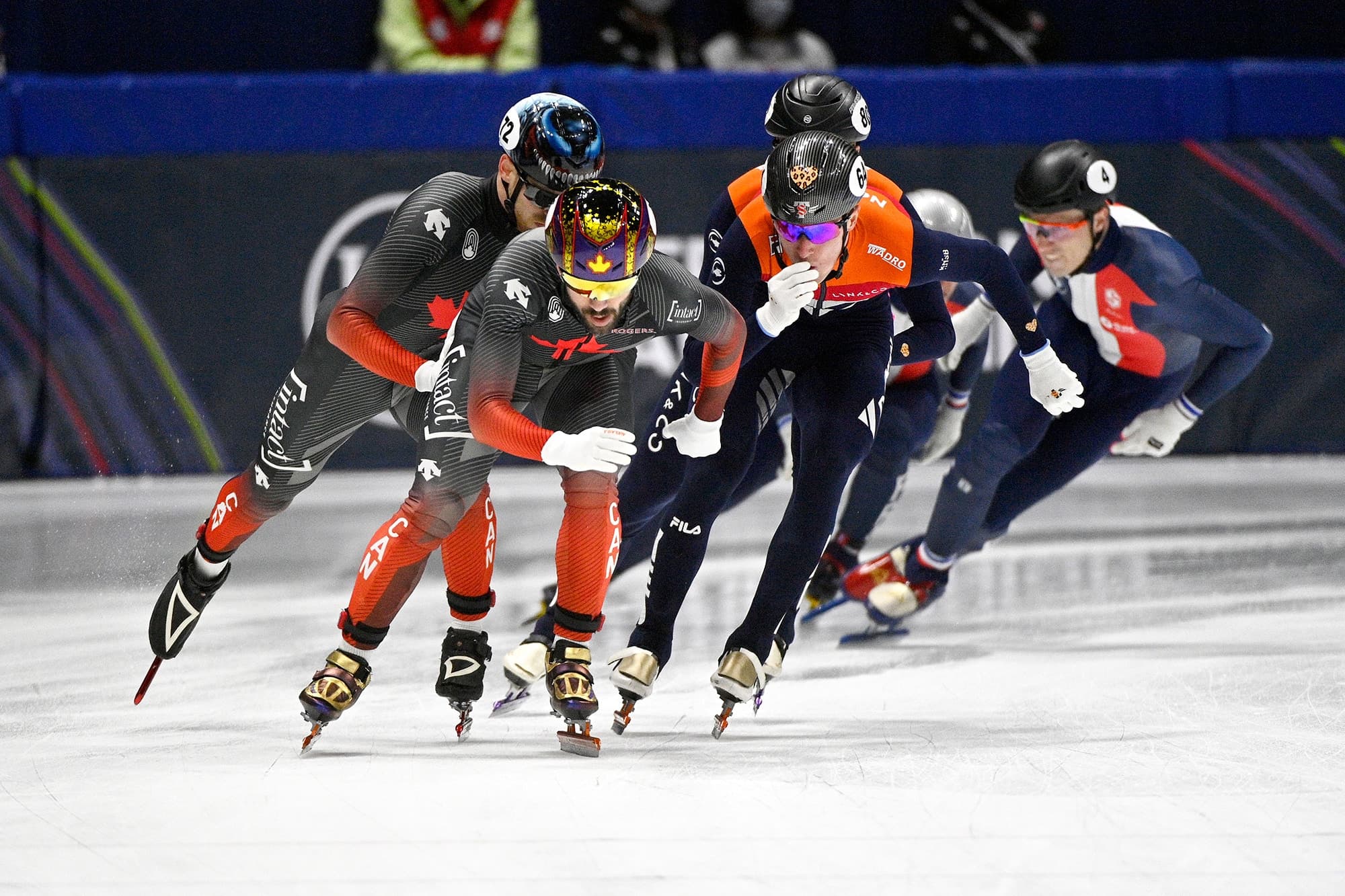 Devant Charles Hamelin et Pascal Dion tout juste derrière lors de la demi-finale du relais 5000 m, samedi.